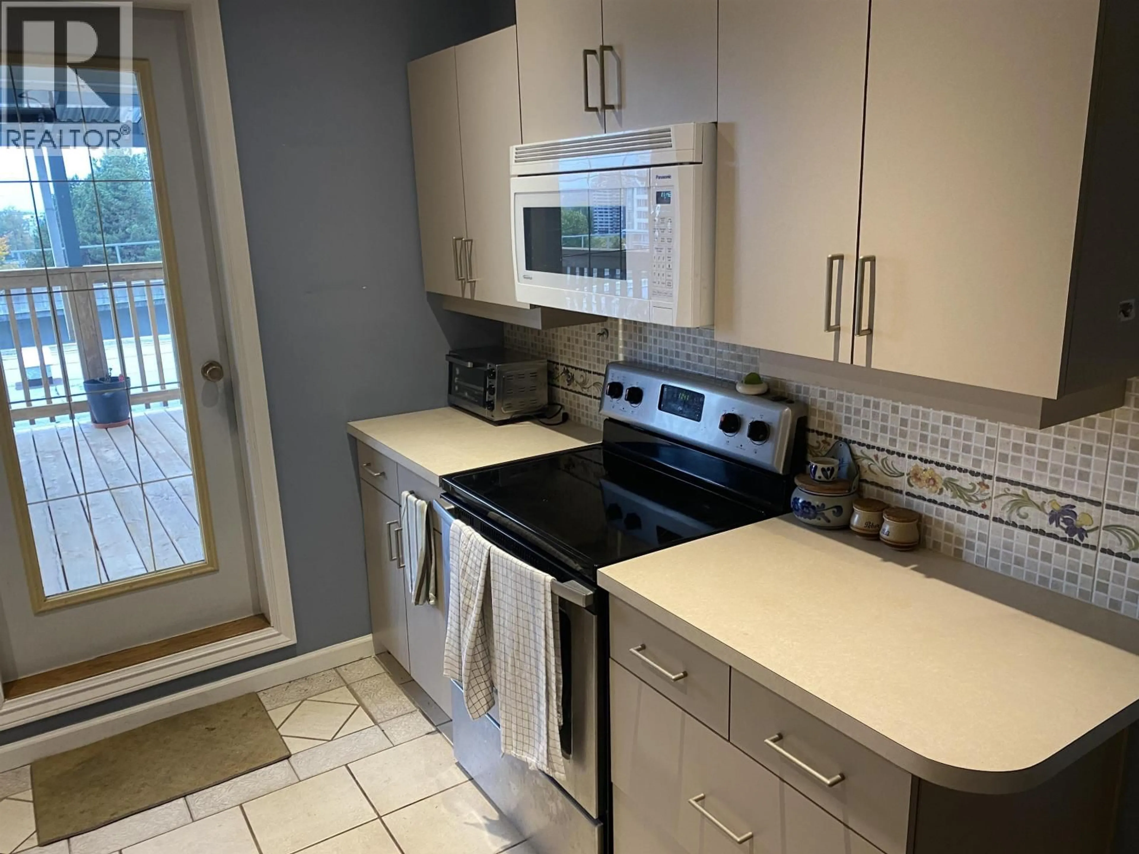 Standard kitchen, ceramic/tile floor for 401 - 601 NORTH ROAD, Coquitlam British Columbia V3J1P1