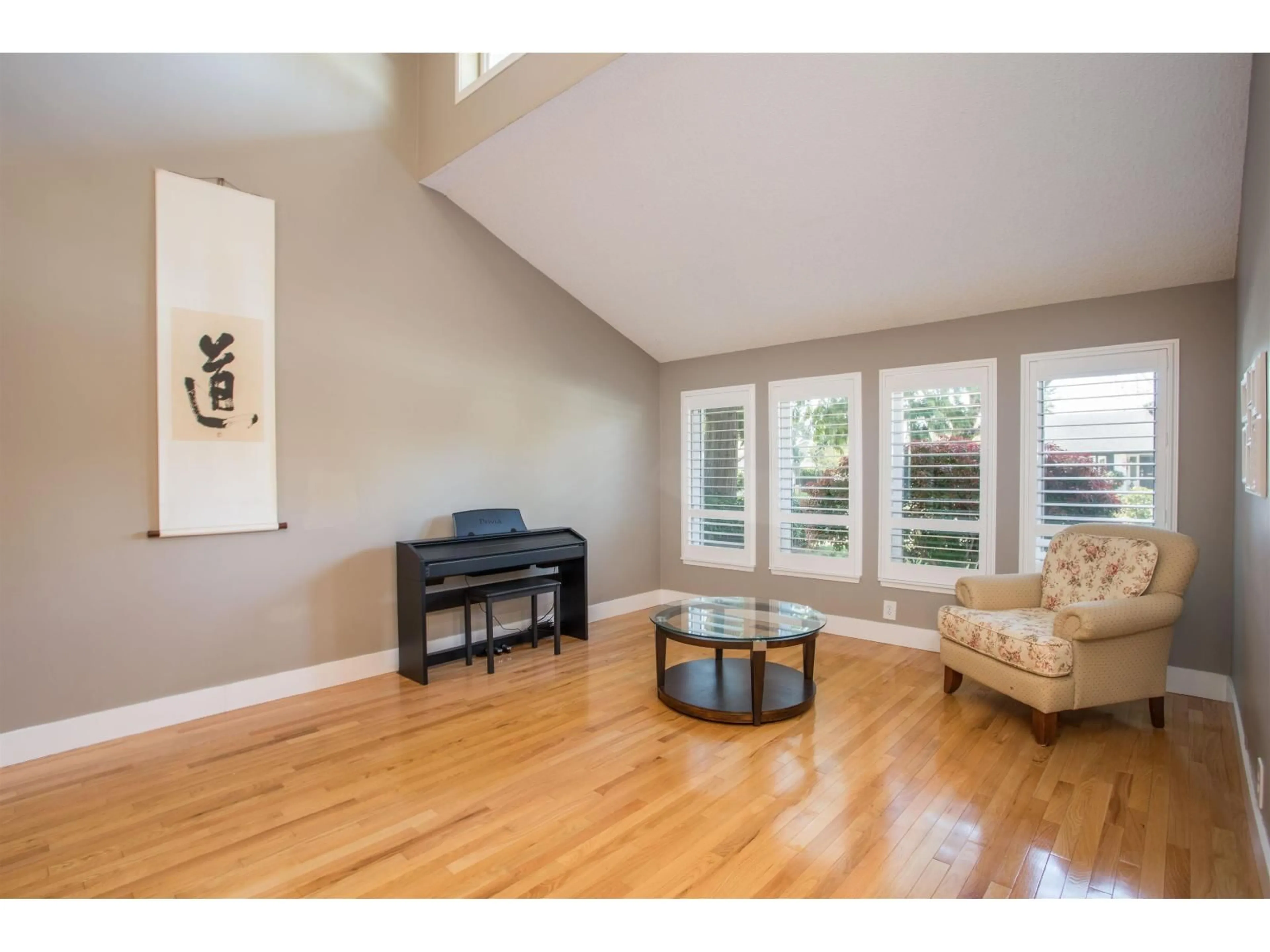 Living room with furniture, wood/laminate floor for 1754 142, Surrey British Columbia V4A5G7