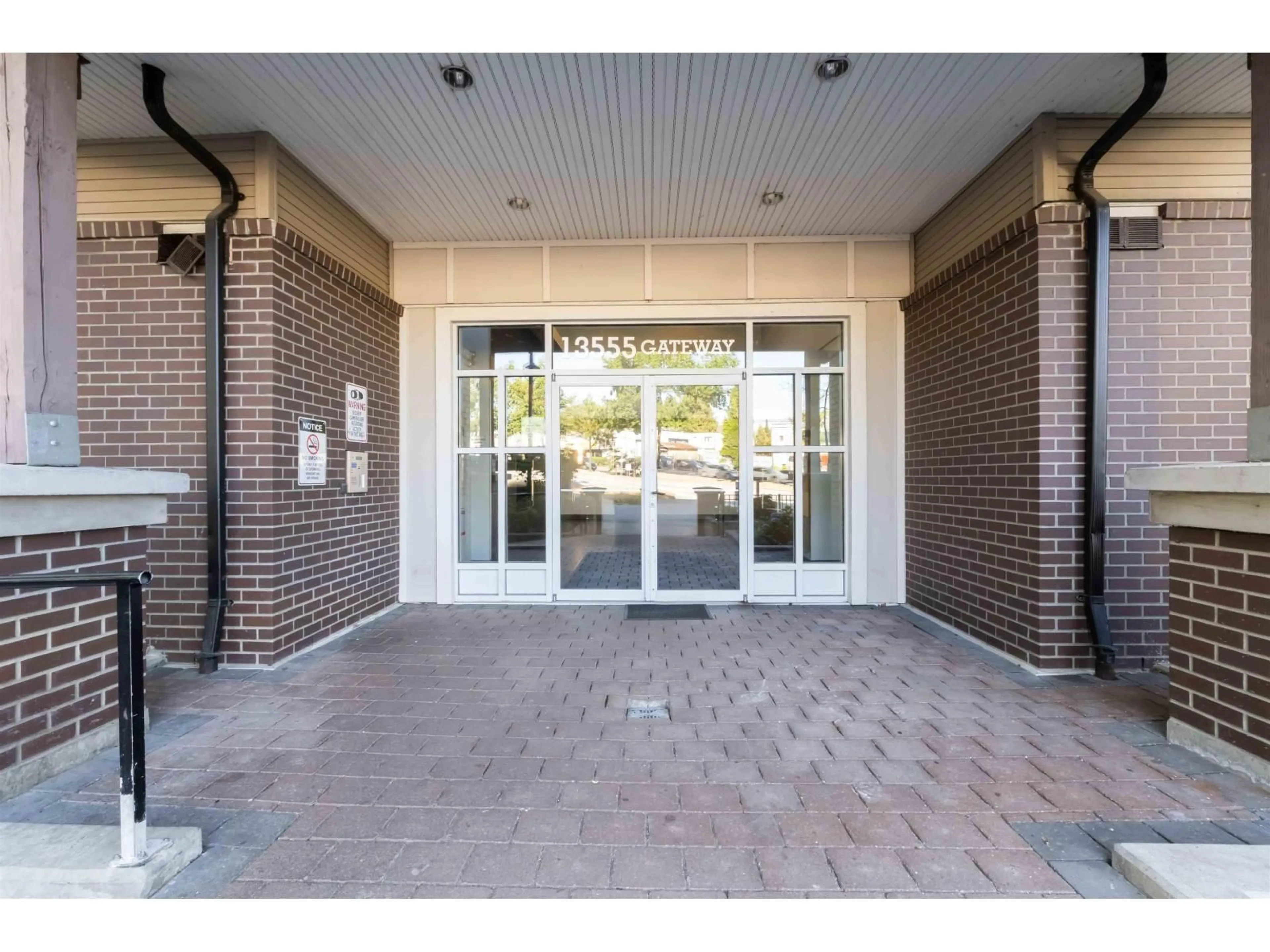 Indoor foyer for 216 - 13555 GATEWAY, Surrey British Columbia V3T0B5