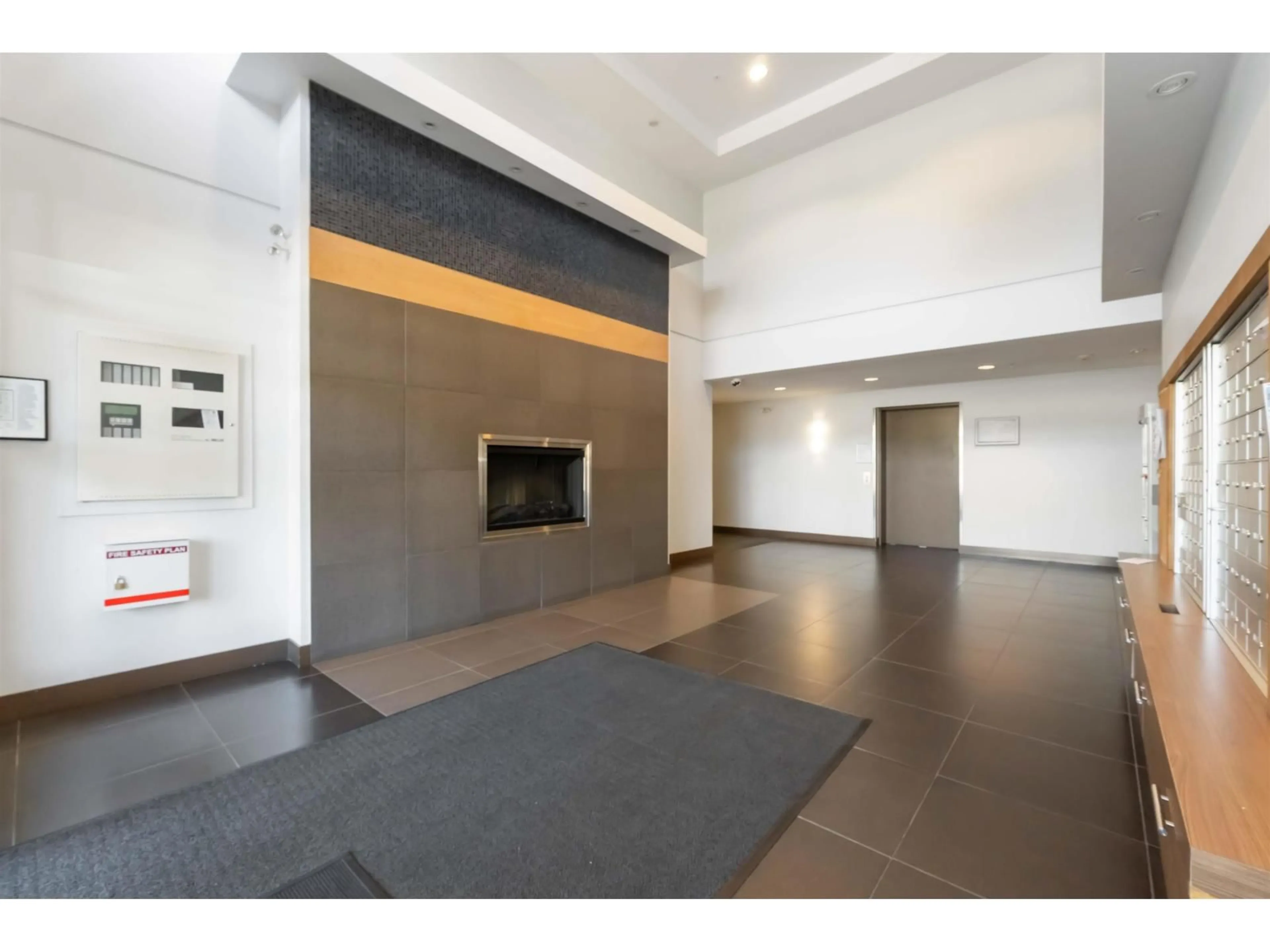 Indoor foyer for 216 - 13555 GATEWAY, Surrey British Columbia V3T0B5