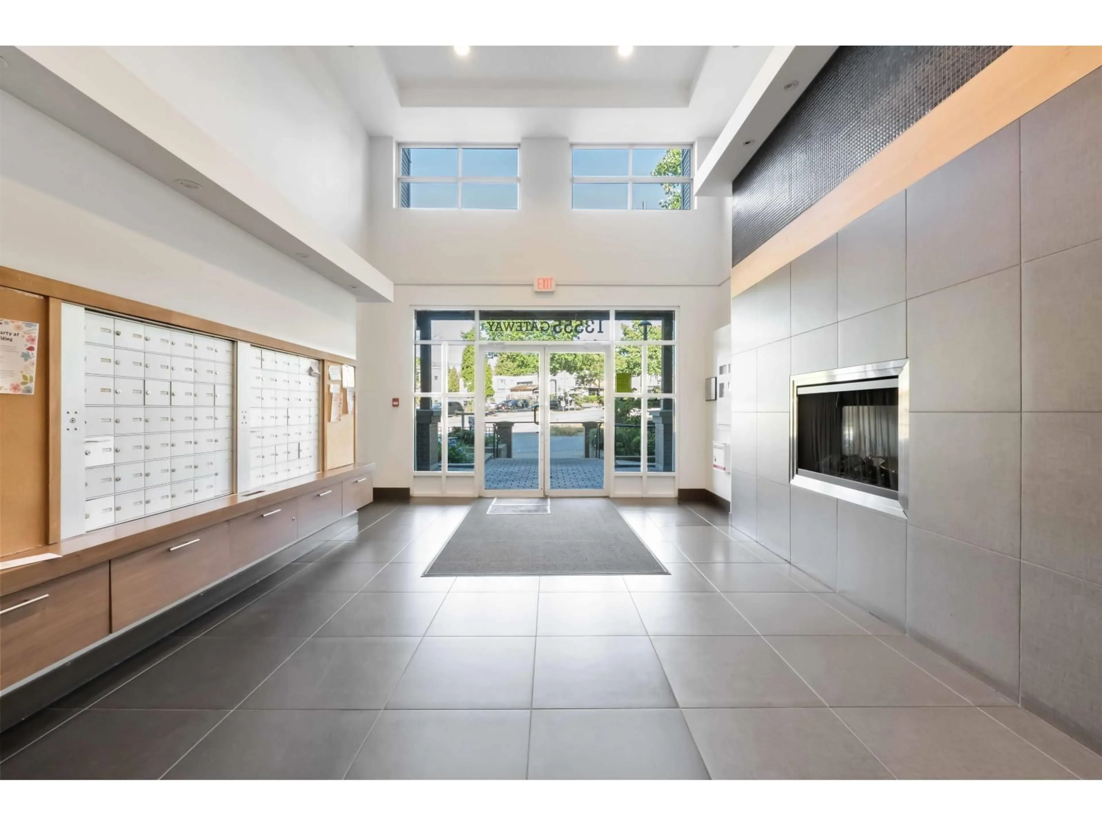 Indoor foyer for 216 - 13555 GATEWAY, Surrey British Columbia V3T0B5