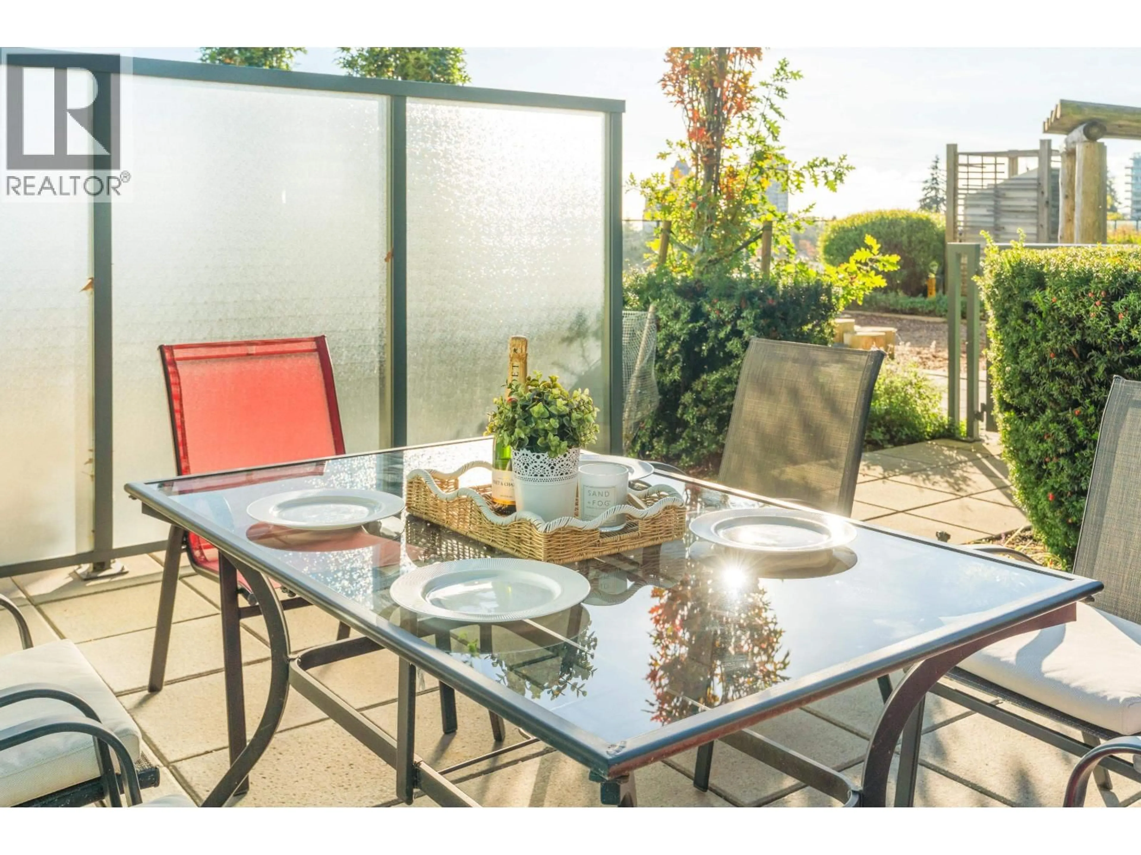 Patio, street for 410 - 7388 KINGSWAY, Burnaby British Columbia V3N0G9