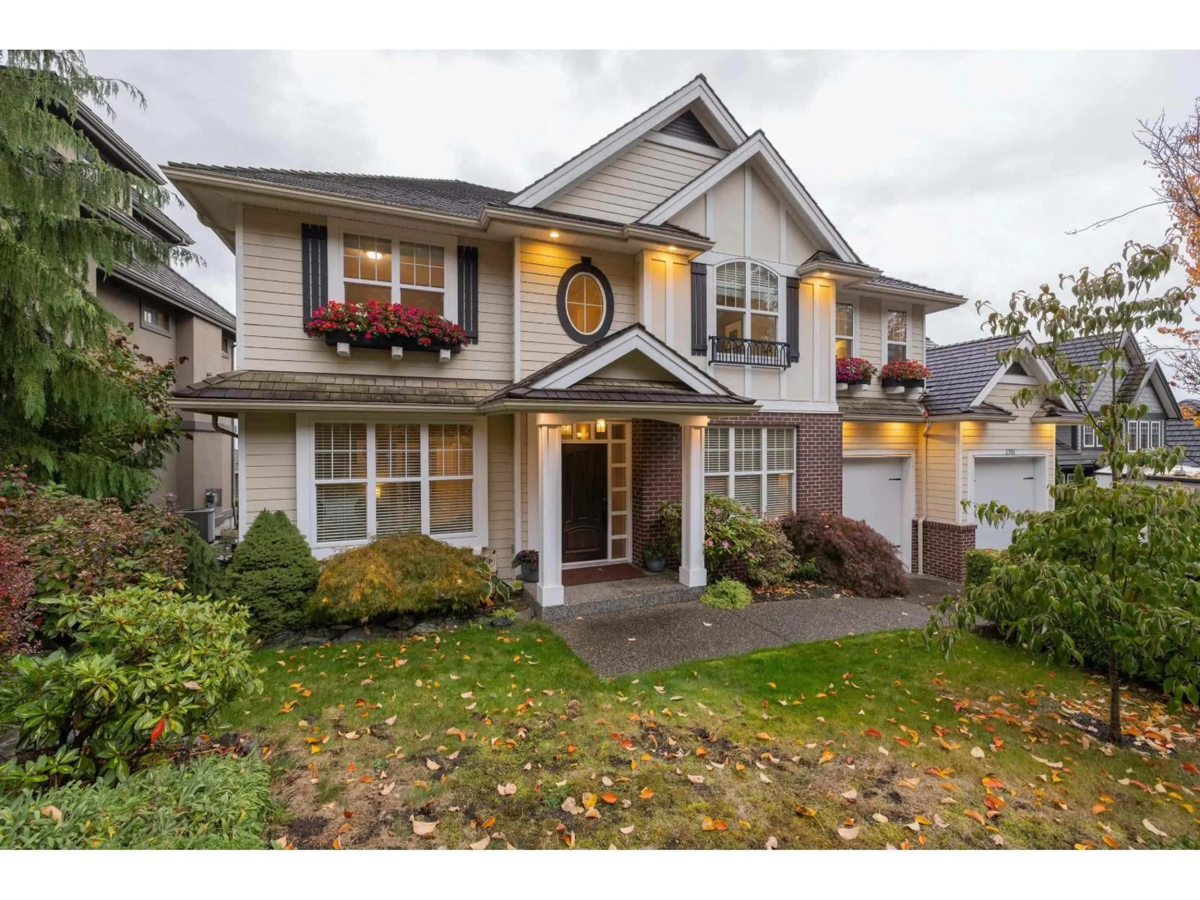 Home with vinyl exterior material, street for 2581 EAGLE MOUNTAIN, Abbotsford British Columbia V3G0B1