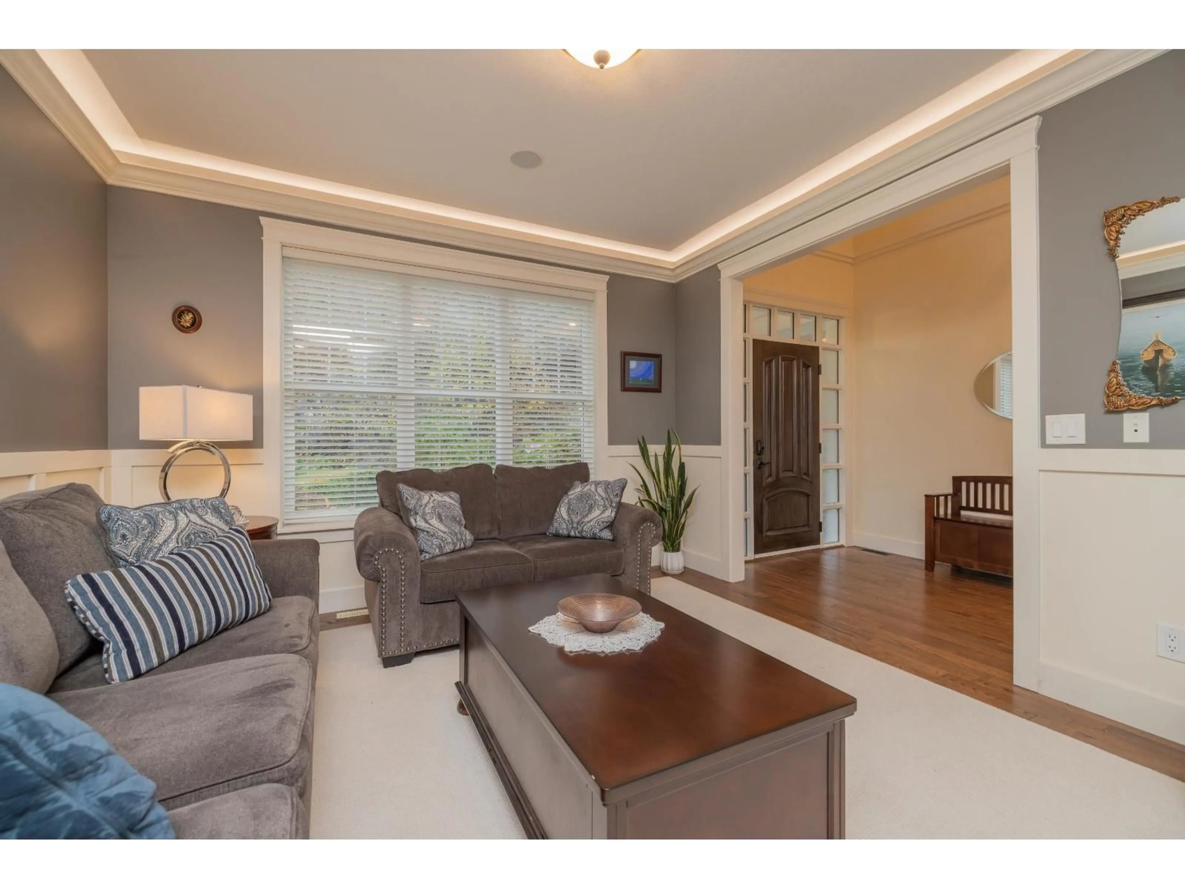 Living room with furniture, wood/laminate floor for 2581 EAGLE MOUNTAIN, Abbotsford British Columbia V3G0B1