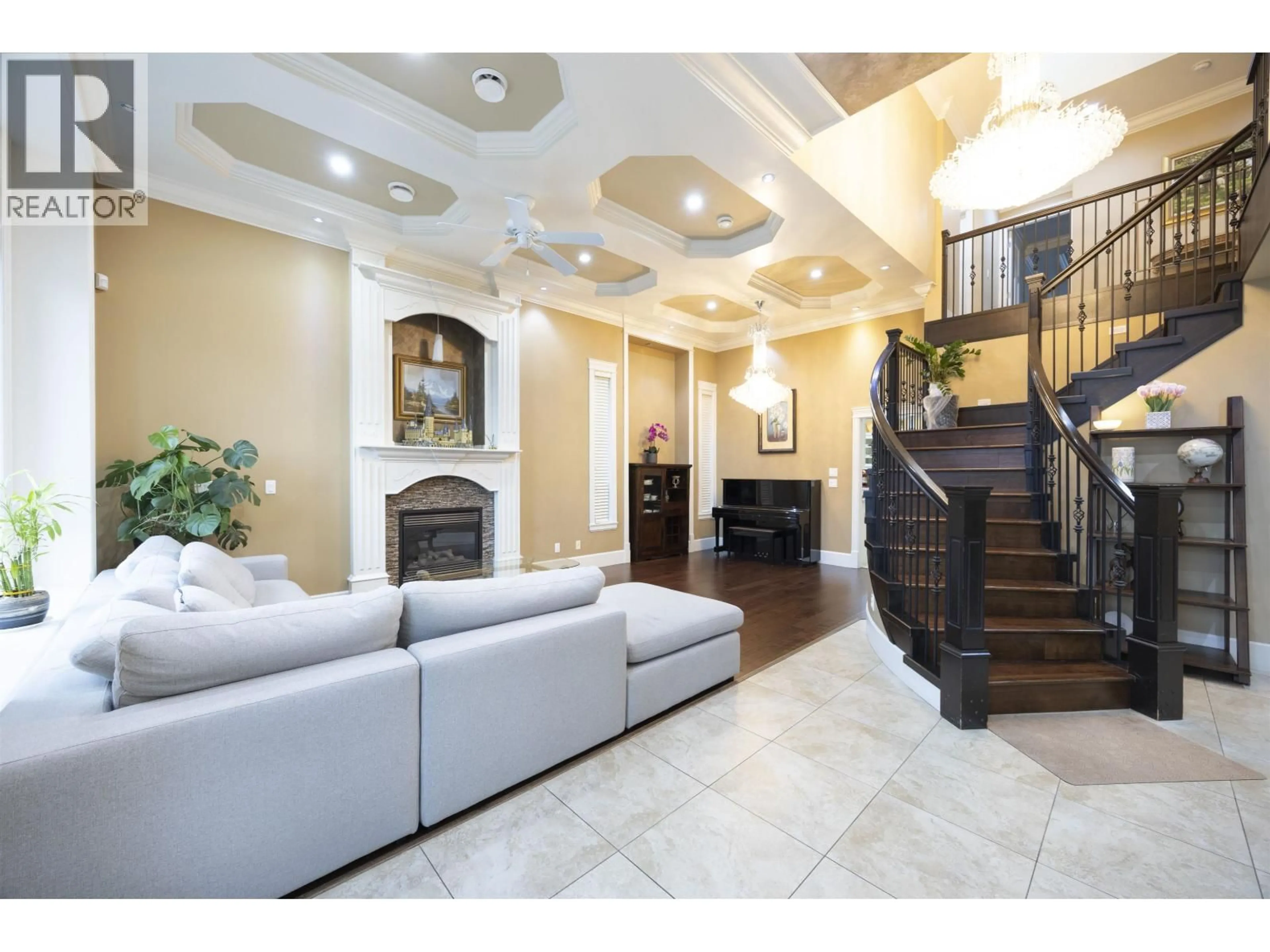 Indoor foyer for 913 QUADLING AVENUE, Coquitlam British Columbia V3K2A6
