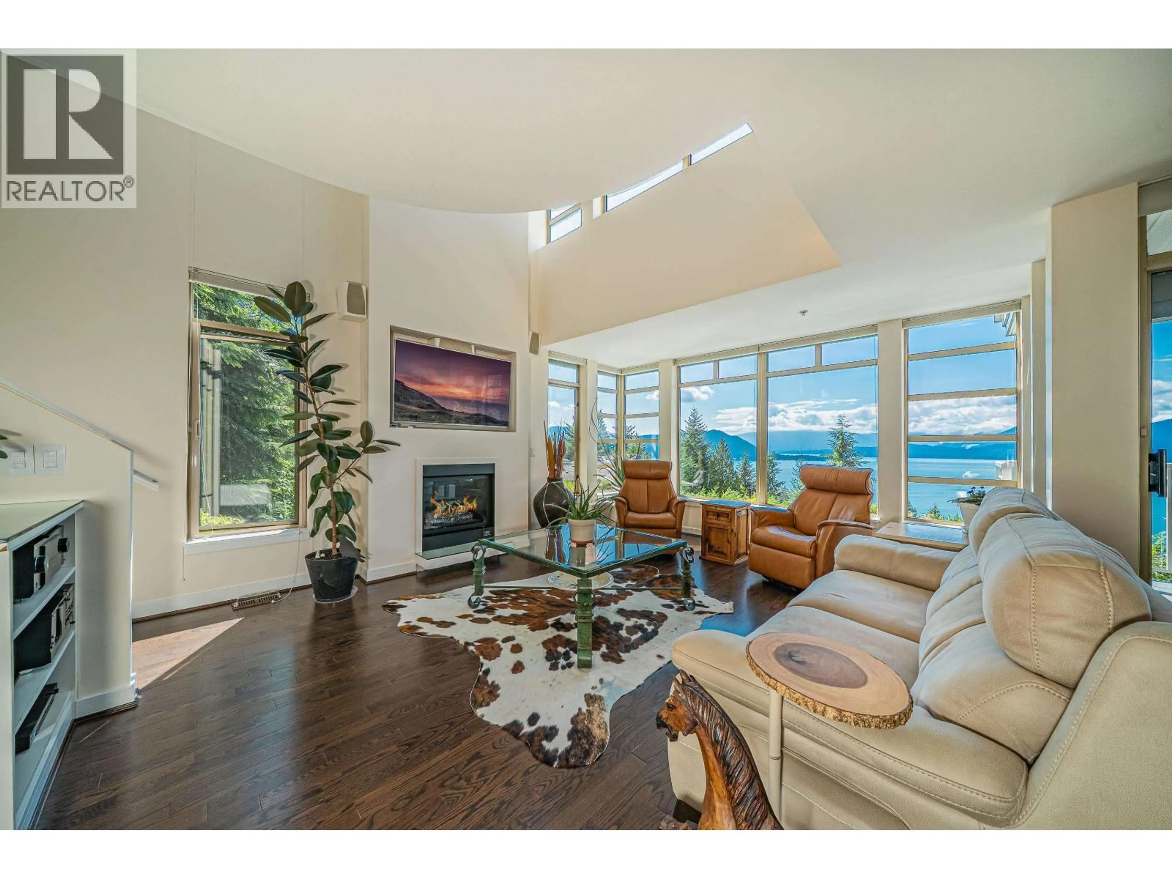 Living room with furniture, unknown for 8664 SEASCAPE DRIVE, West Vancouver British Columbia V7W3J7