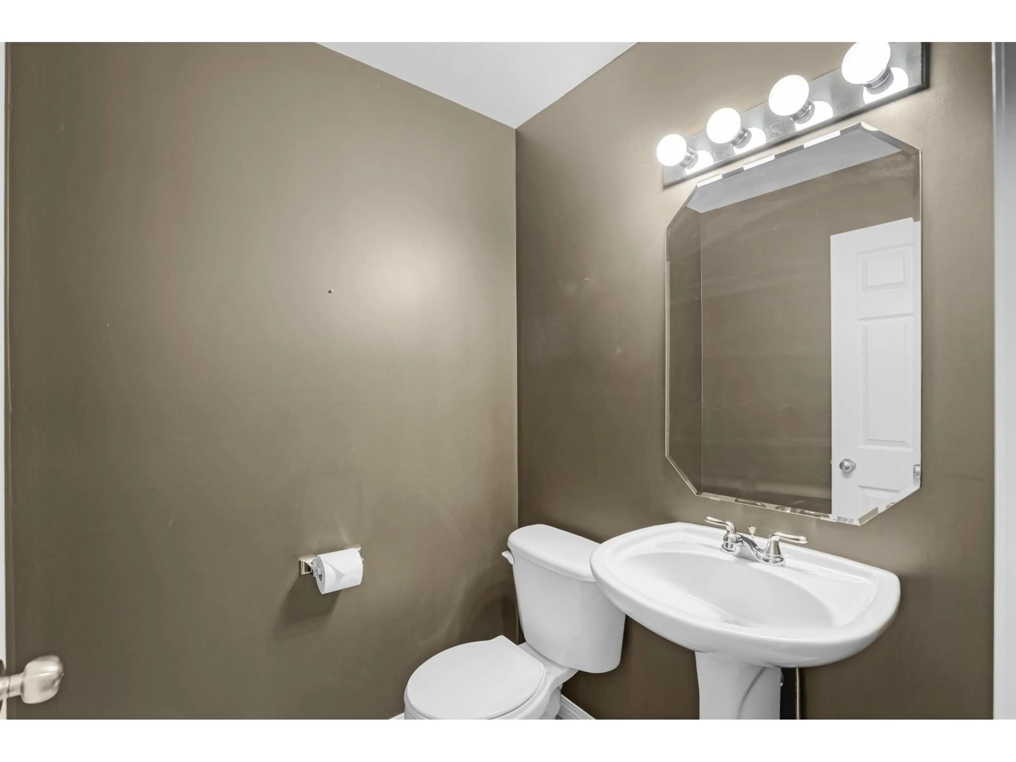 Standard bathroom, unknown for 63 - 8737 161, Surrey British Columbia V4N5G3