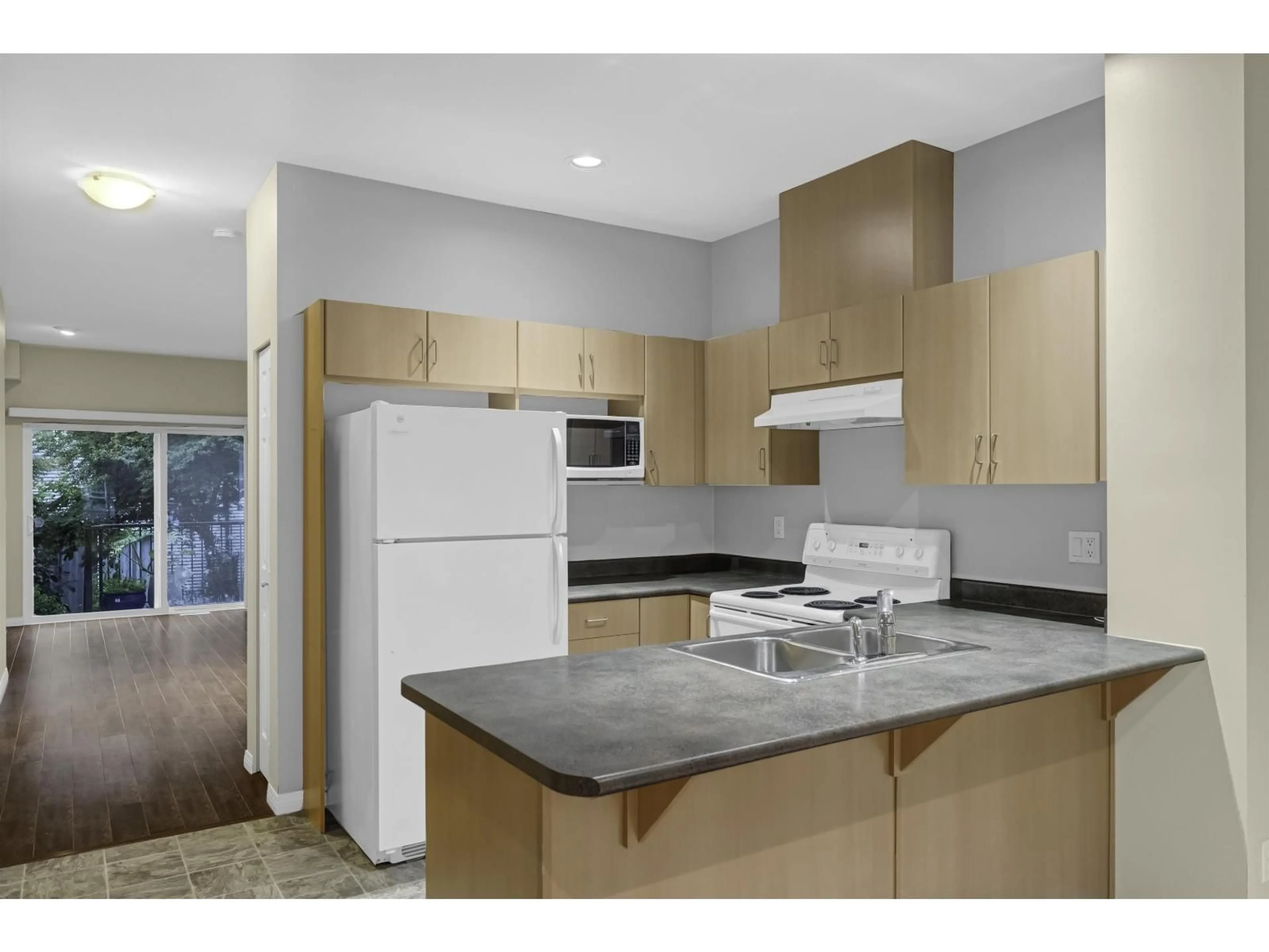 Standard kitchen, unknown for 63 - 8737 161, Surrey British Columbia V4N5G3