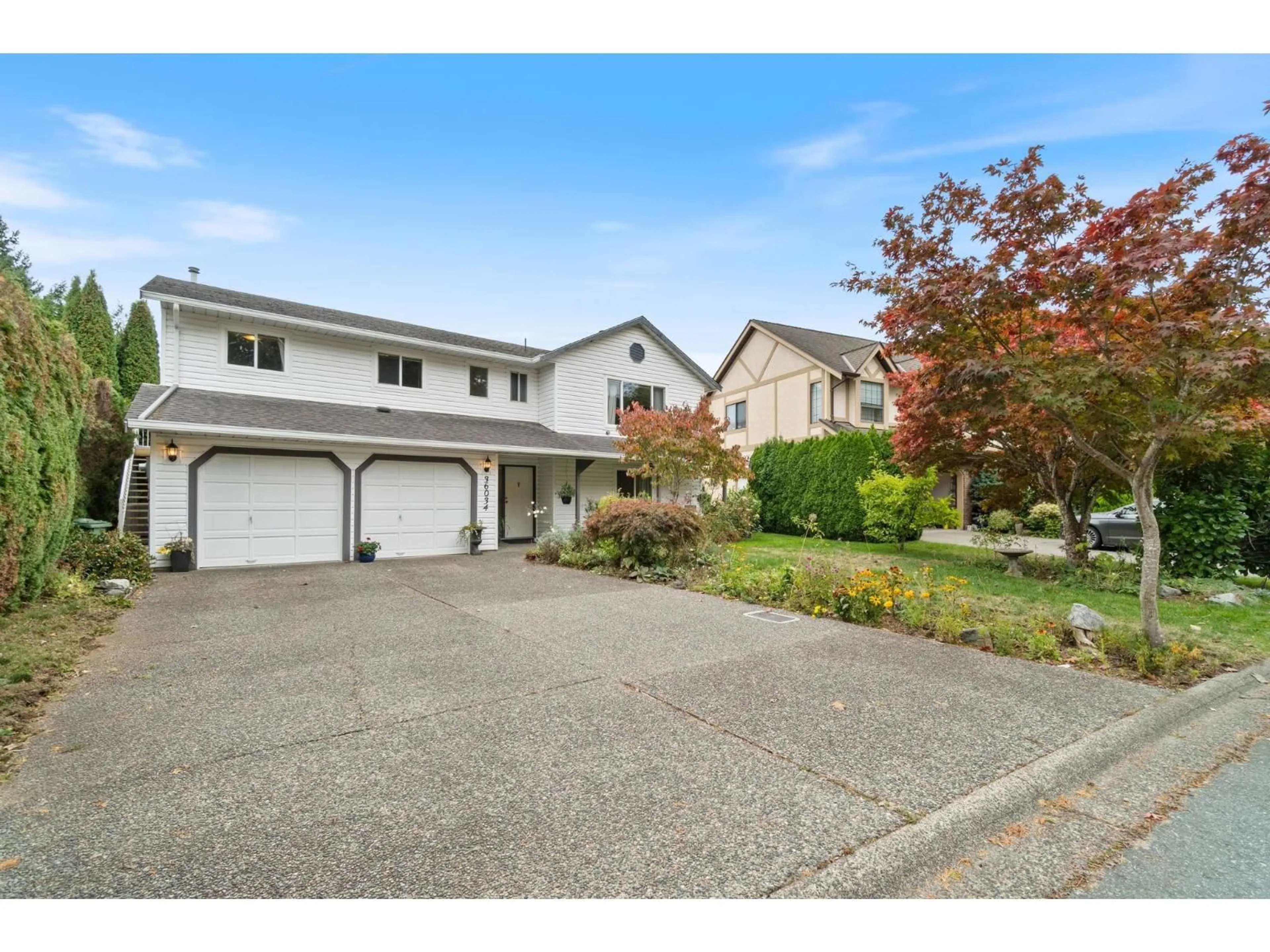 A pic from outside/outdoor area/front of a property/back of a property/a pic from drone, street for 36034 SOUTHRIDGE, Abbotsford British Columbia V2S4N4