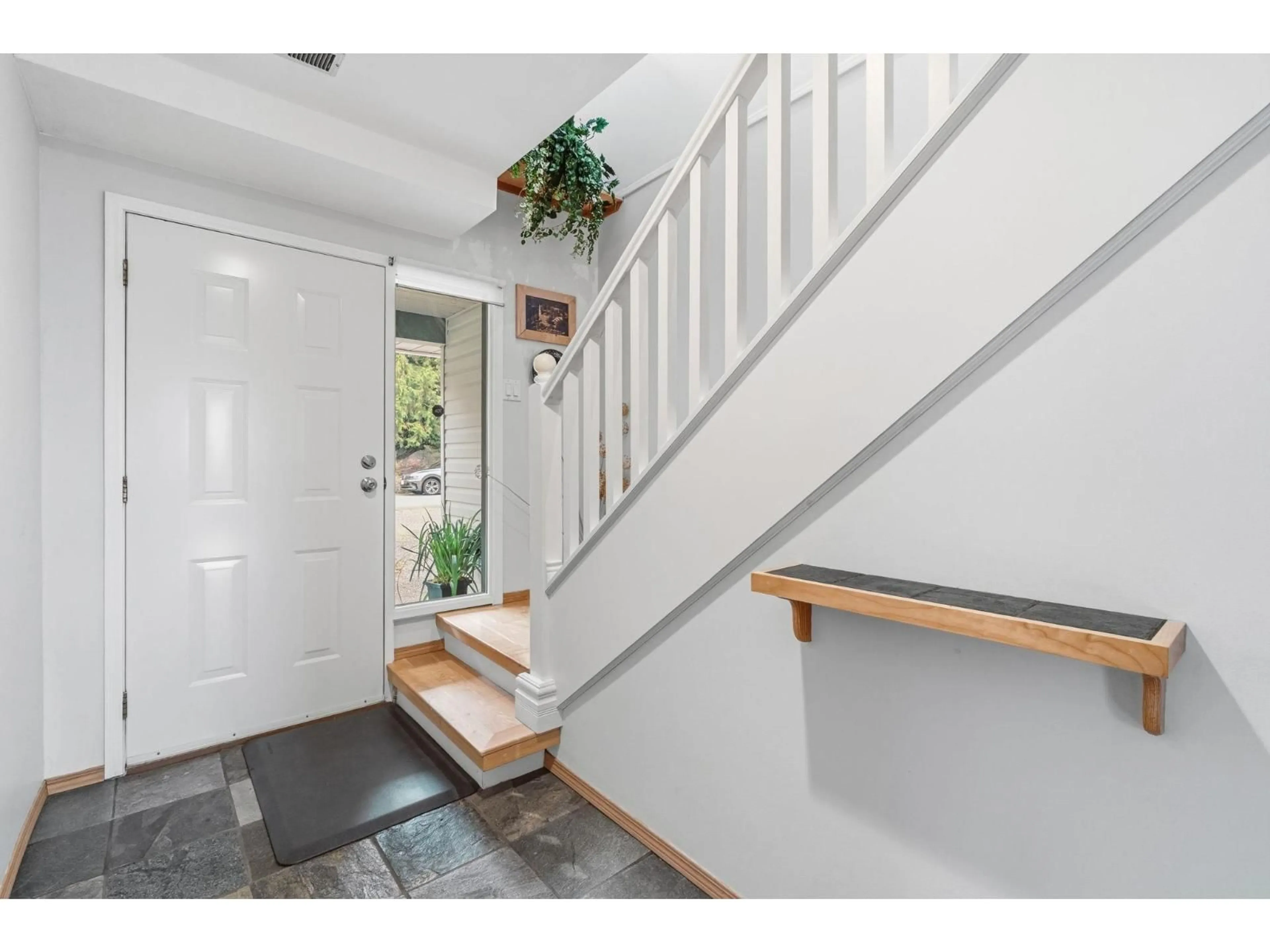 Indoor entryway for 36034 SOUTHRIDGE, Abbotsford British Columbia V2S4N4