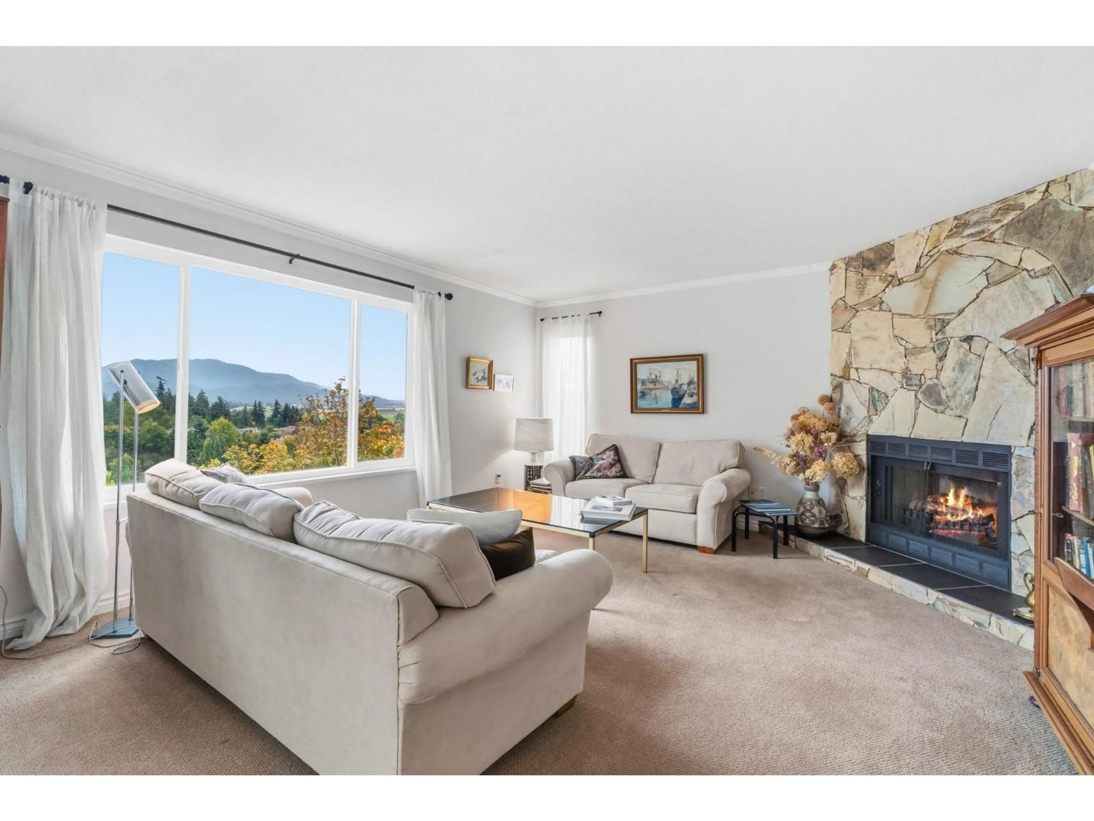 Living room with furniture, unknown for 36034 SOUTHRIDGE, Abbotsford British Columbia V2S4N4