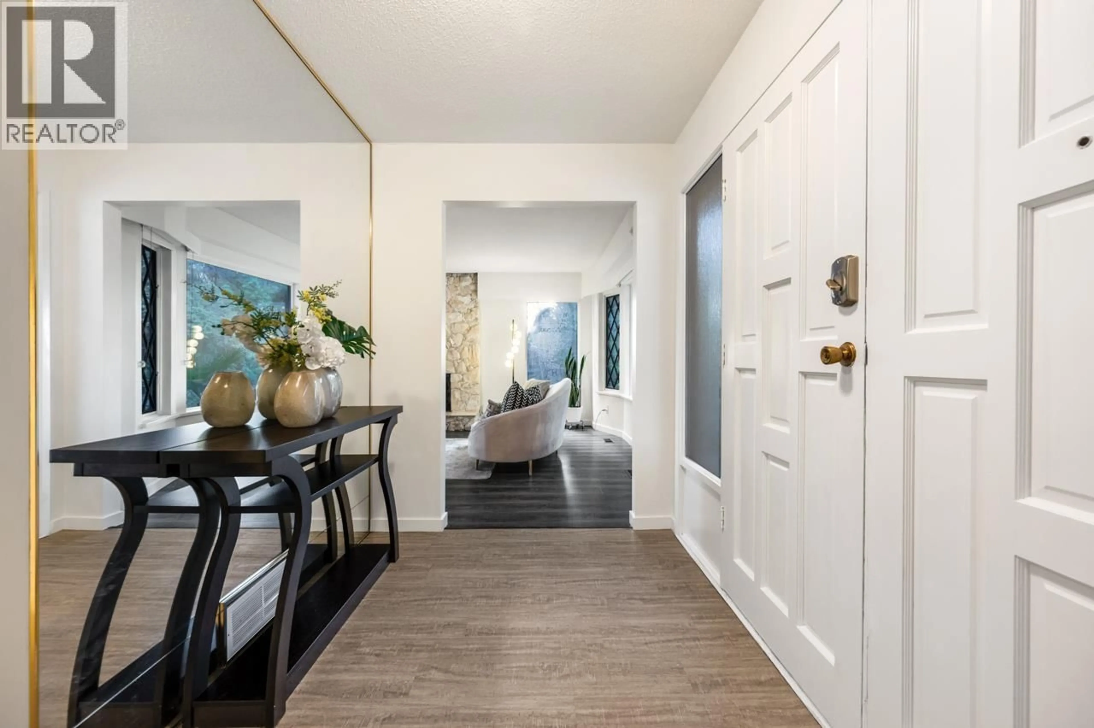 Indoor entryway for 1550 PALMERSTON AVENUE, West Vancouver British Columbia V7V4R1