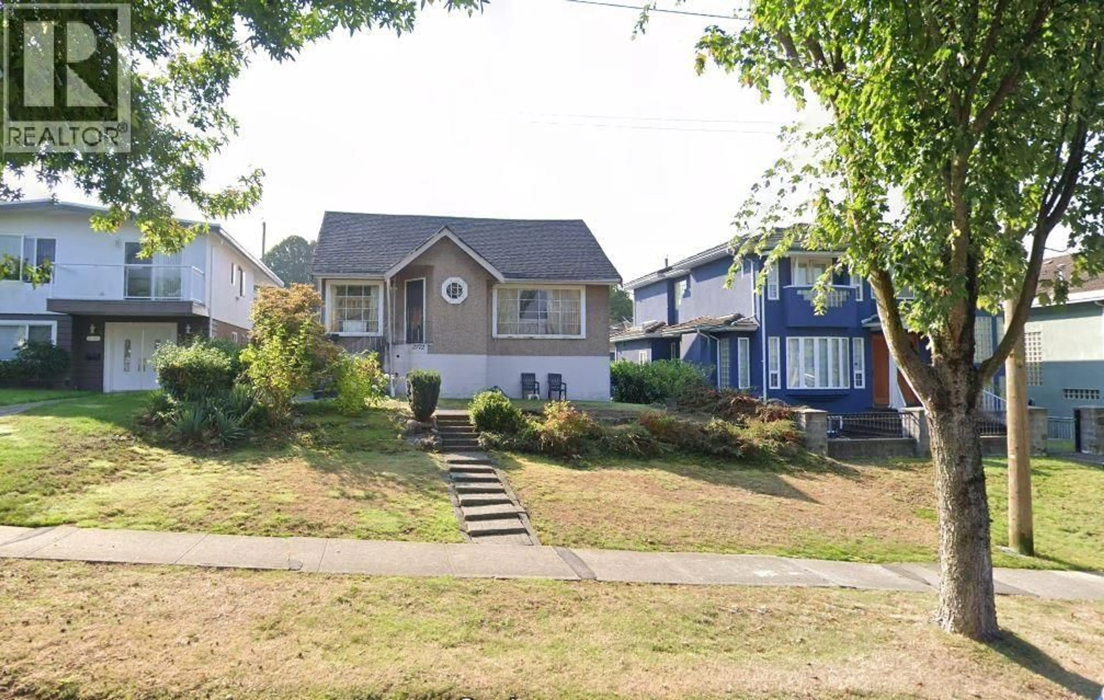 A pic from outside/outdoor area/front of a property/back of a property/a pic from drone, street for 2772 5TH AVENUE, Vancouver British Columbia V5M1N2