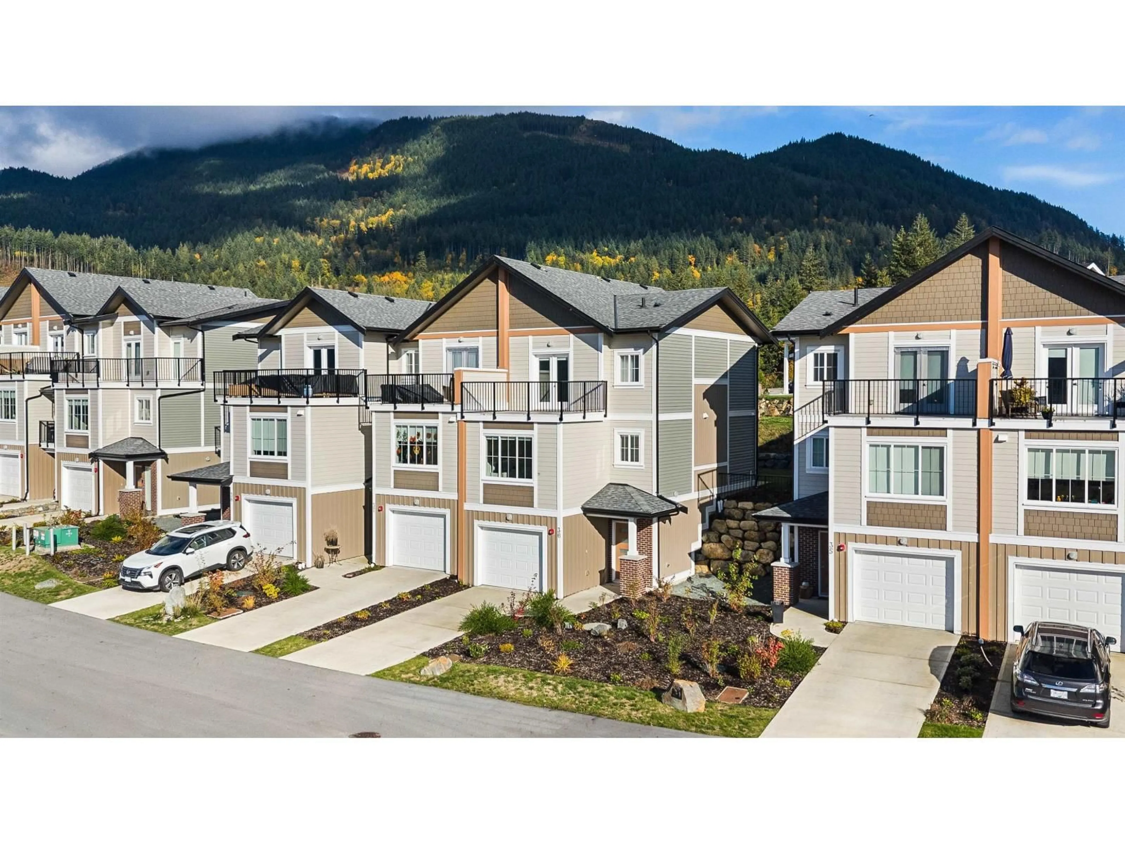 A pic from outside/outdoor area/front of a property/back of a property/a pic from drone, mountain view for 36 - 1928 WOODSIDE BOULEVARD, Agassiz British Columbia V0M1A1