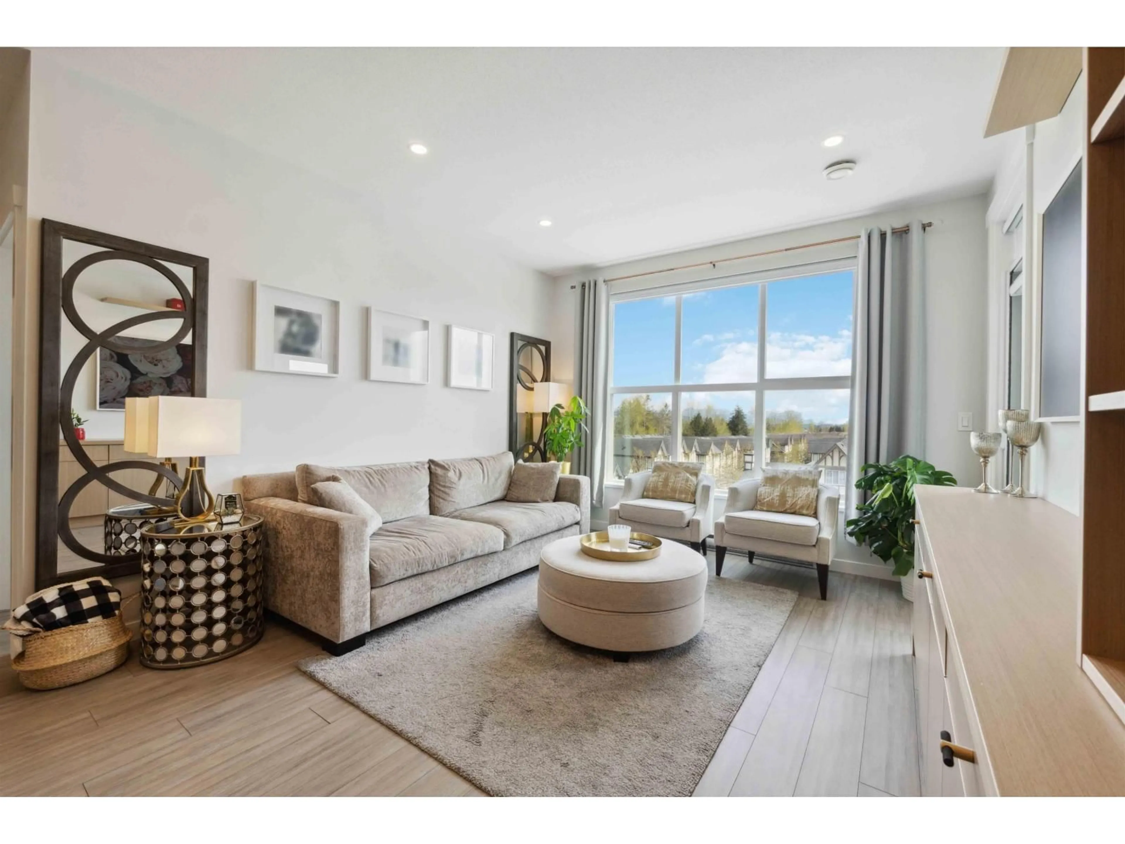 Living room with furniture, unknown for C520 - 8150 207, Langley British Columbia V2Y4J4