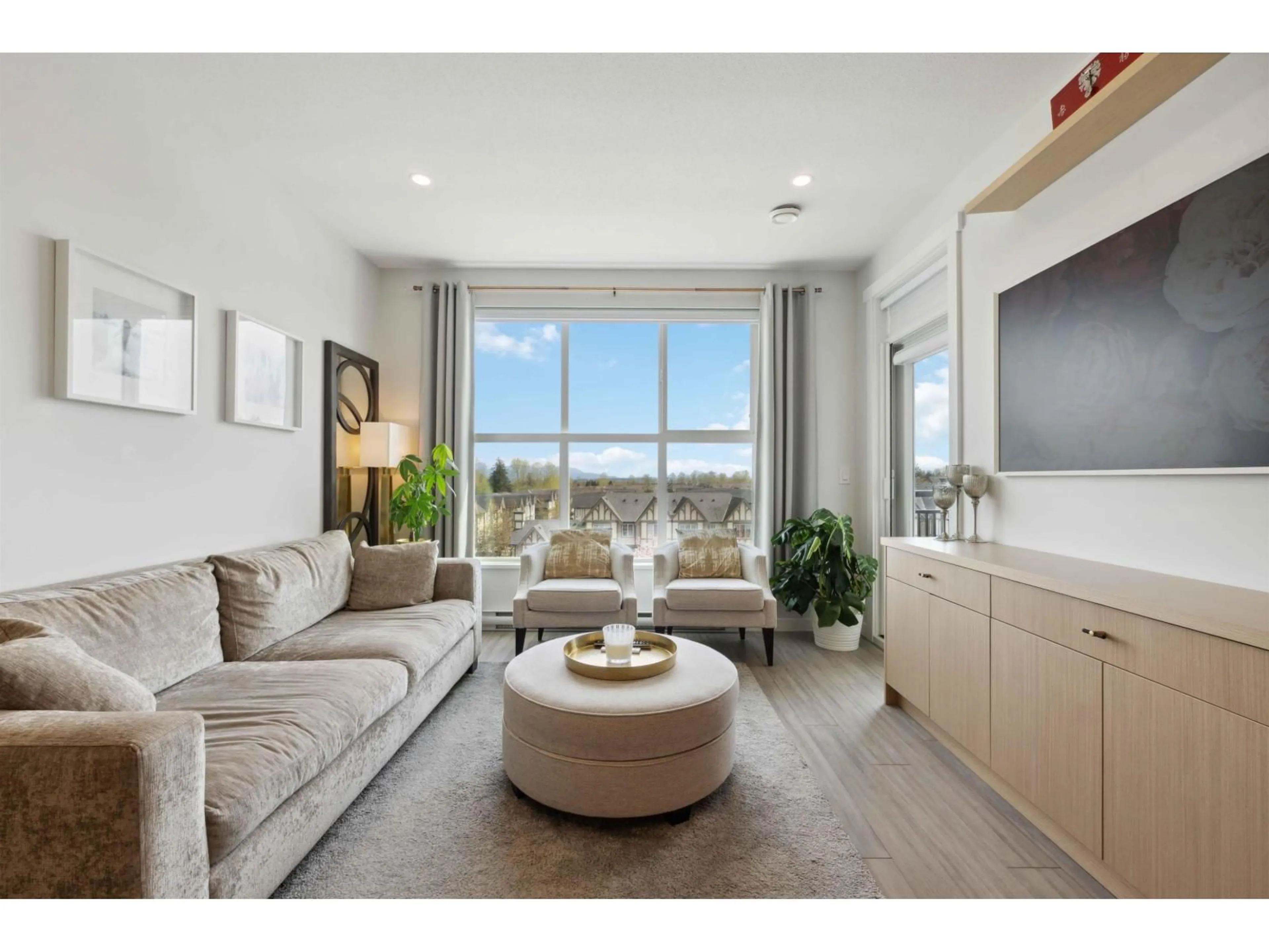 Living room with furniture, unknown for C520 - 8150 207, Langley British Columbia V2Y4J4