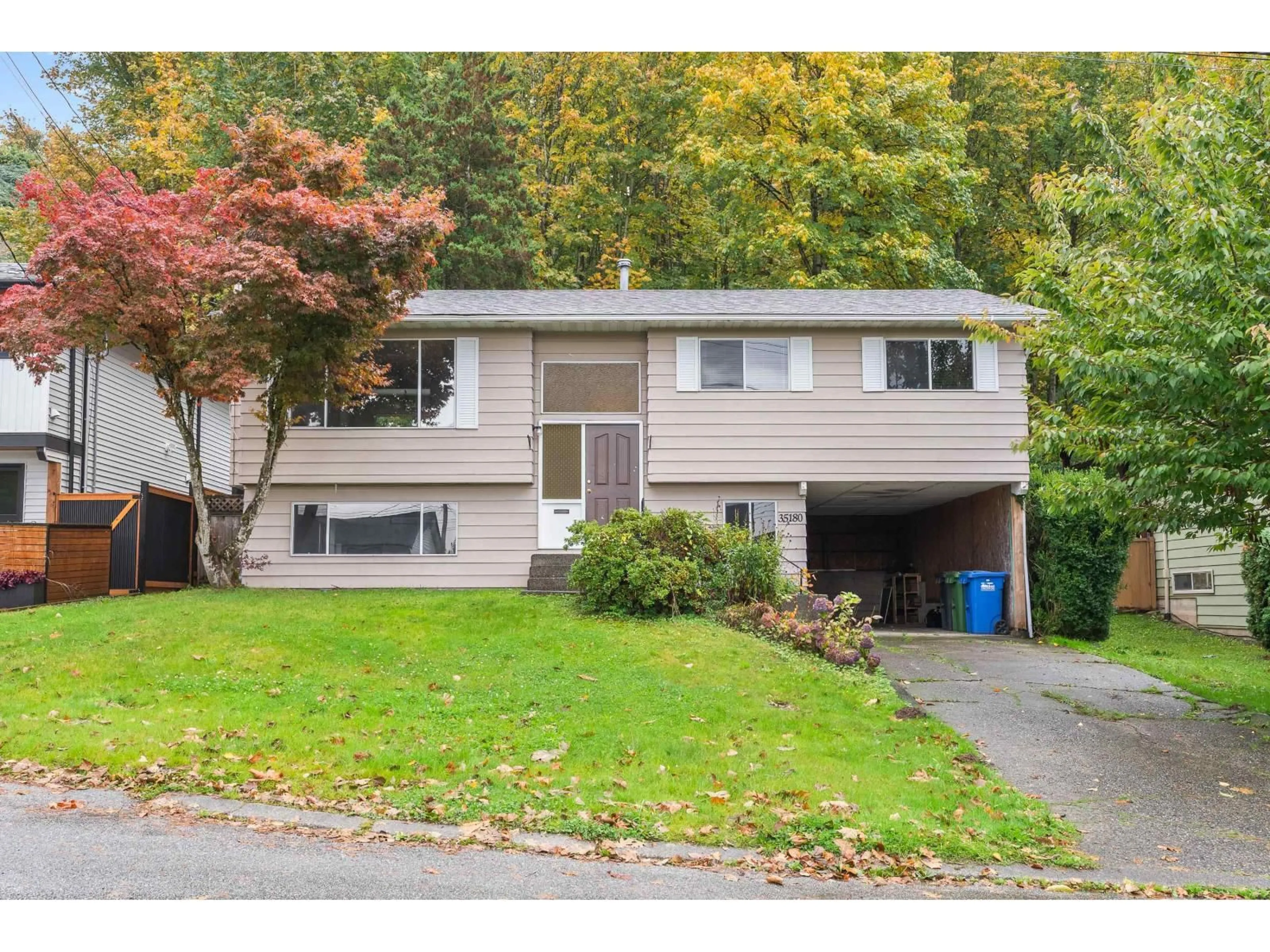 Home with vinyl exterior material, street for 35180 CASSIAR, Abbotsford British Columbia V2S5R4