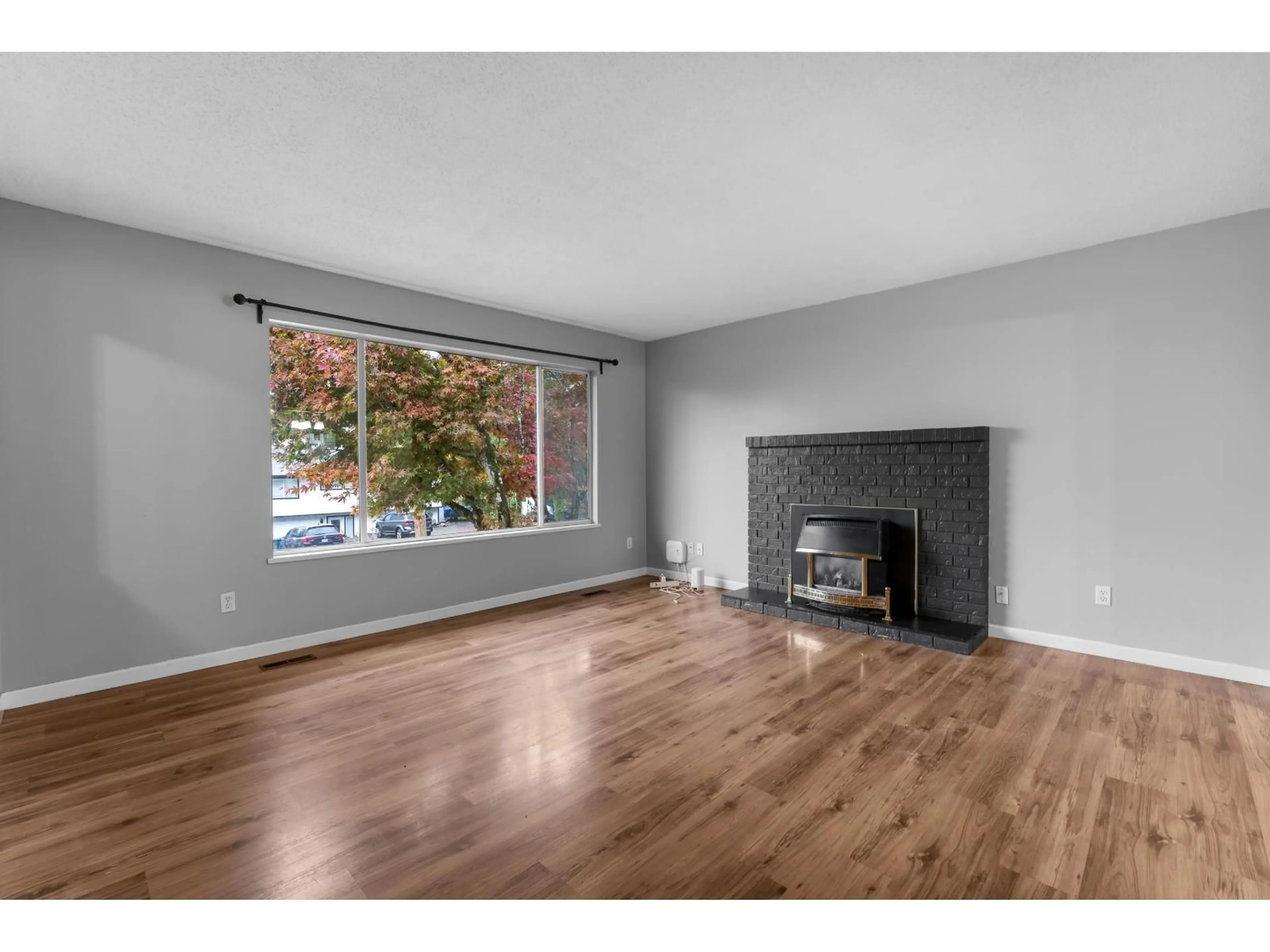 Living room with furniture, wood/laminate floor for 35180 CASSIAR, Abbotsford British Columbia V2S5R4