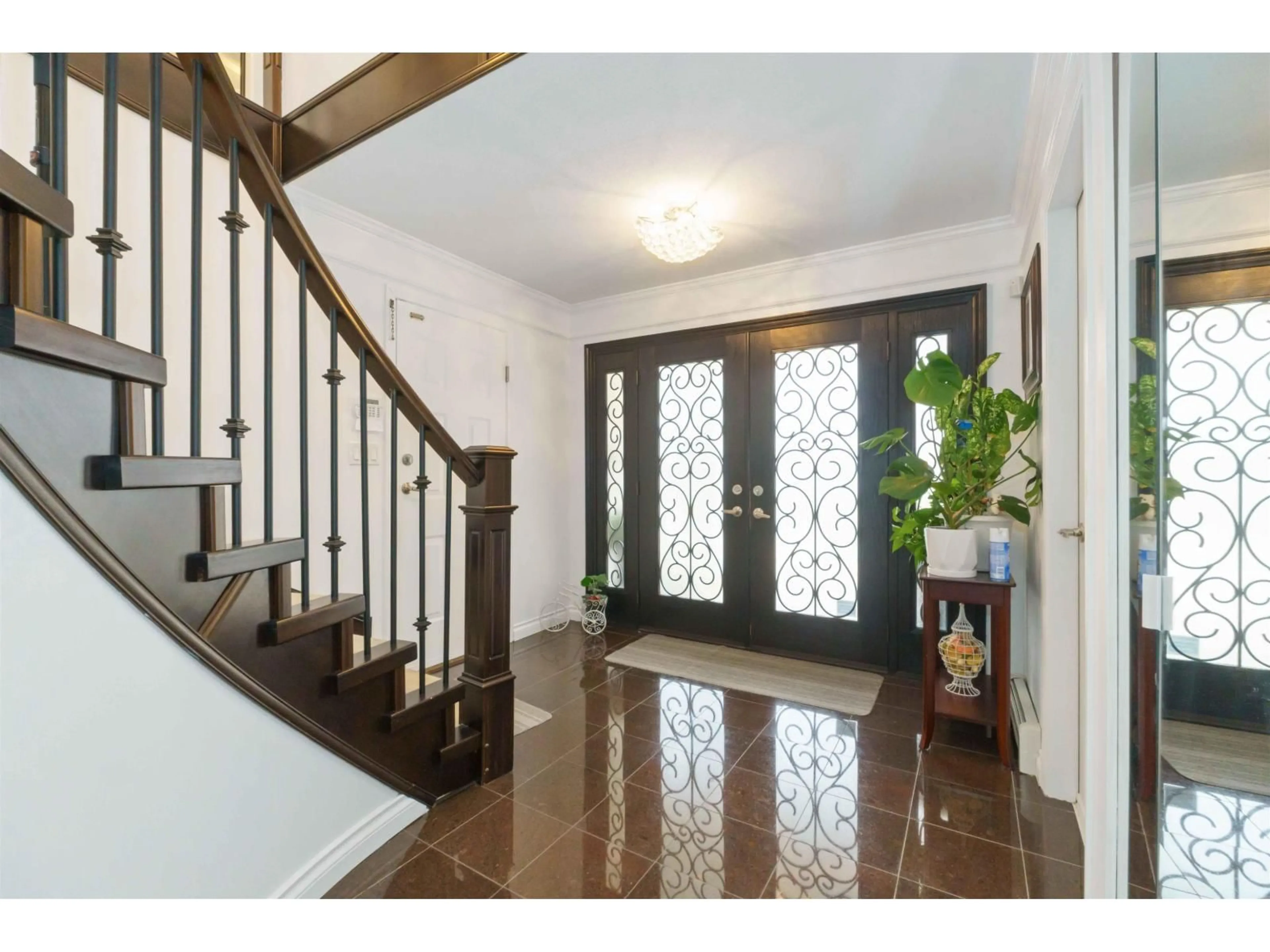 Indoor entryway for 12183 77, Surrey British Columbia V3W1J3