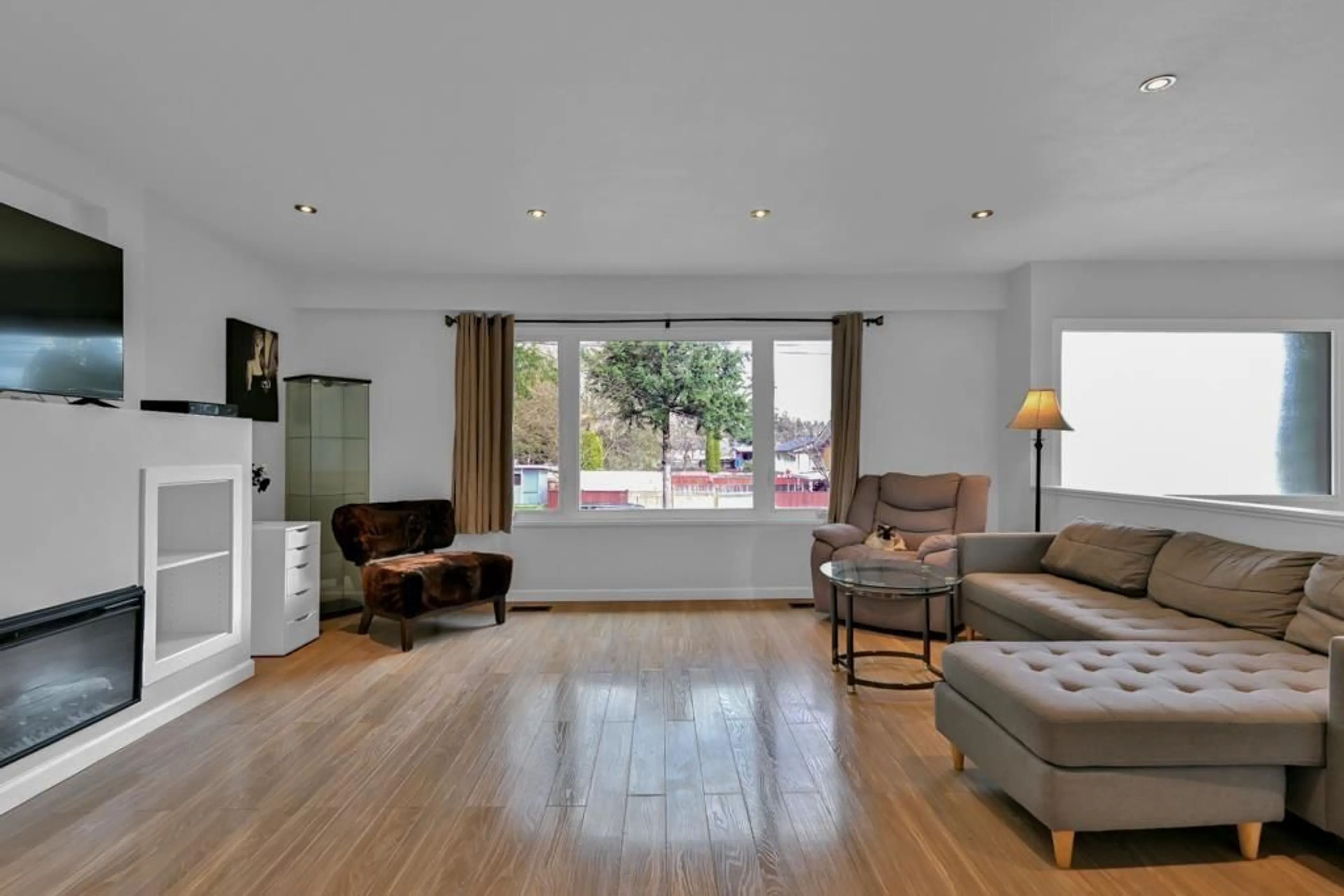 Living room with furniture, wood/laminate floor for 14486 109, Surrey British Columbia V3R1Y1