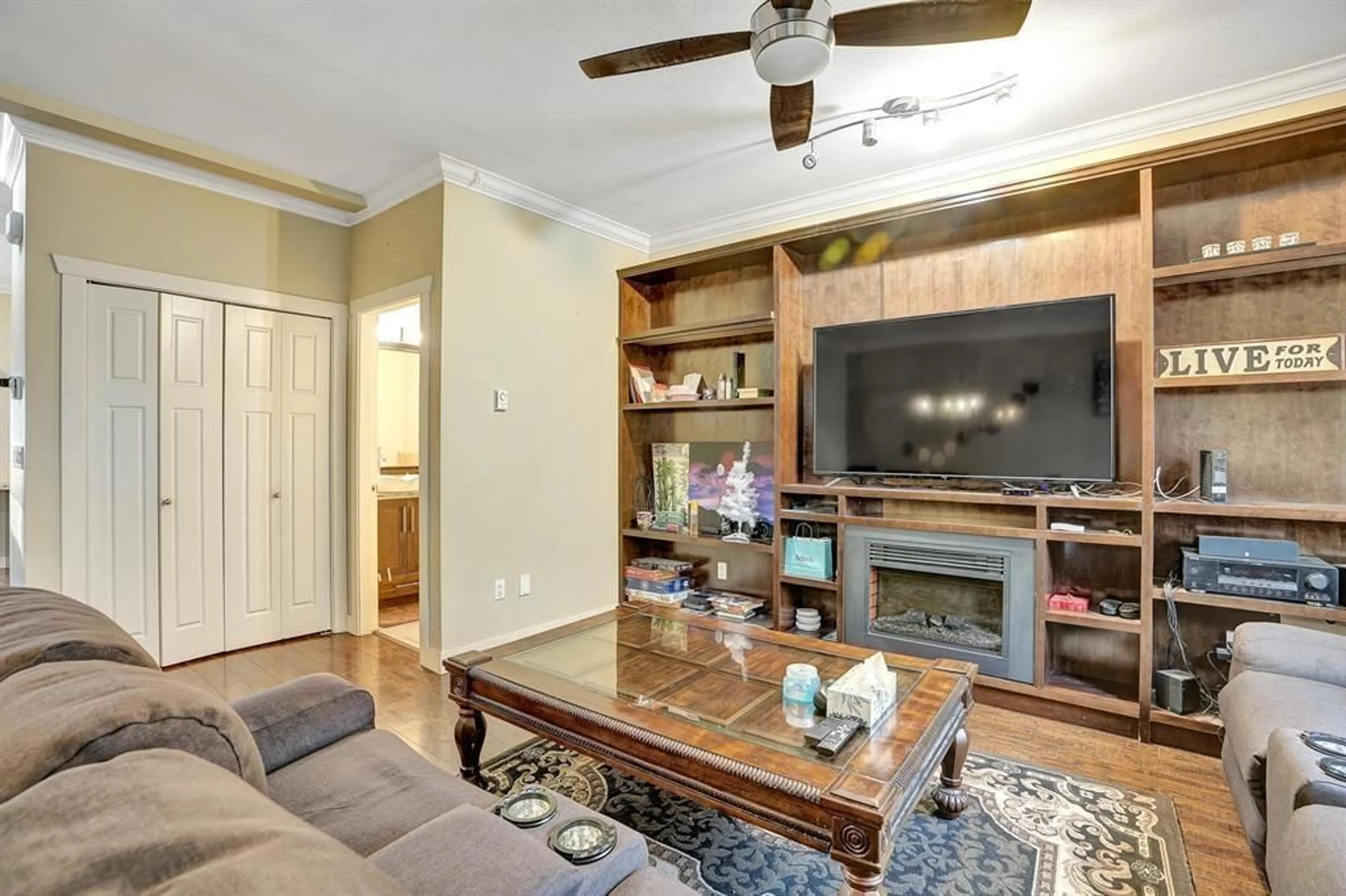 Living room with furniture, wood/laminate floor for 18 - 9533 130A, Surrey British Columbia V3V0B8