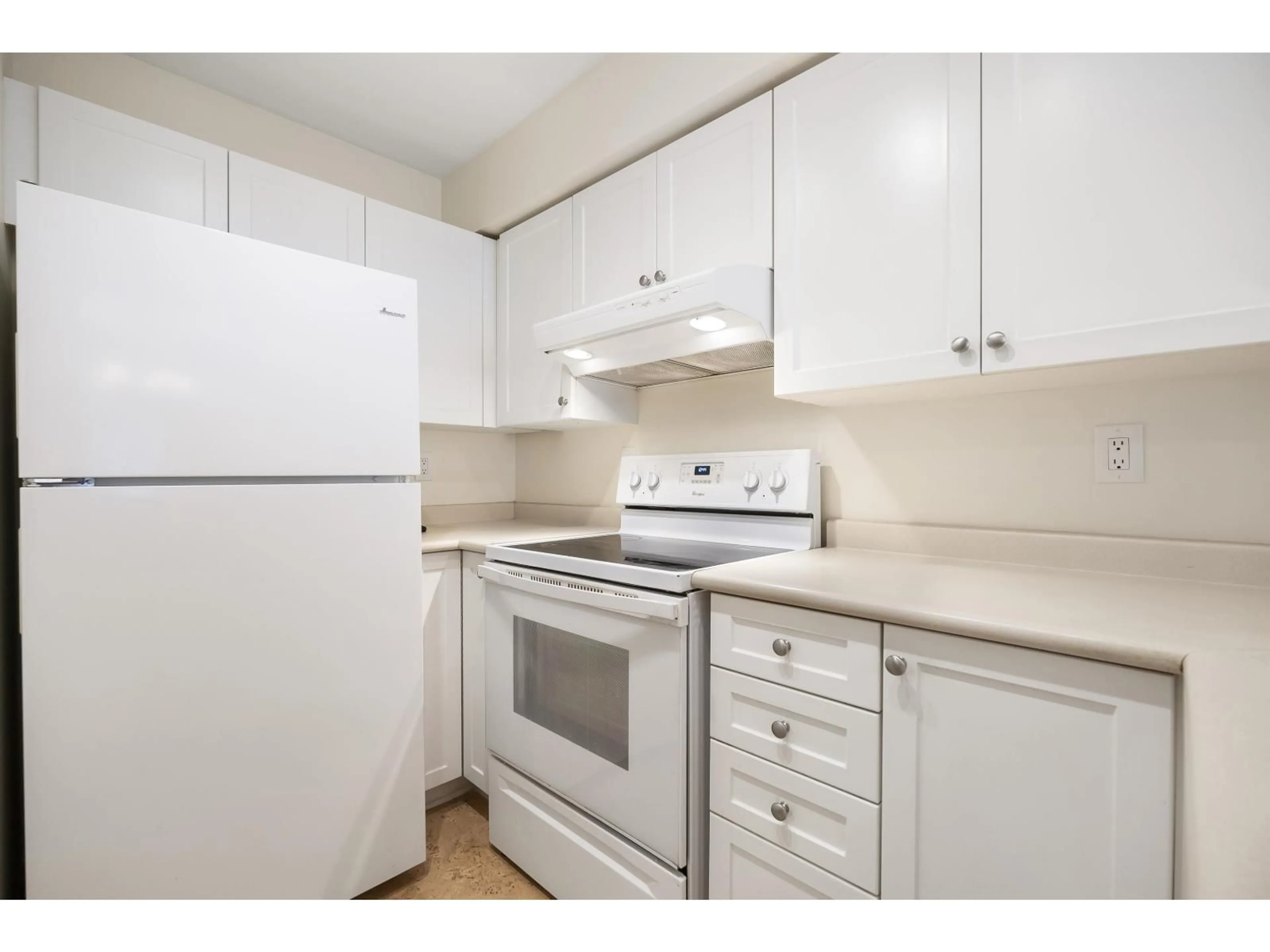 Standard kitchen, unknown for 305 - 14355 103, Surrey British Columbia V3T5V5