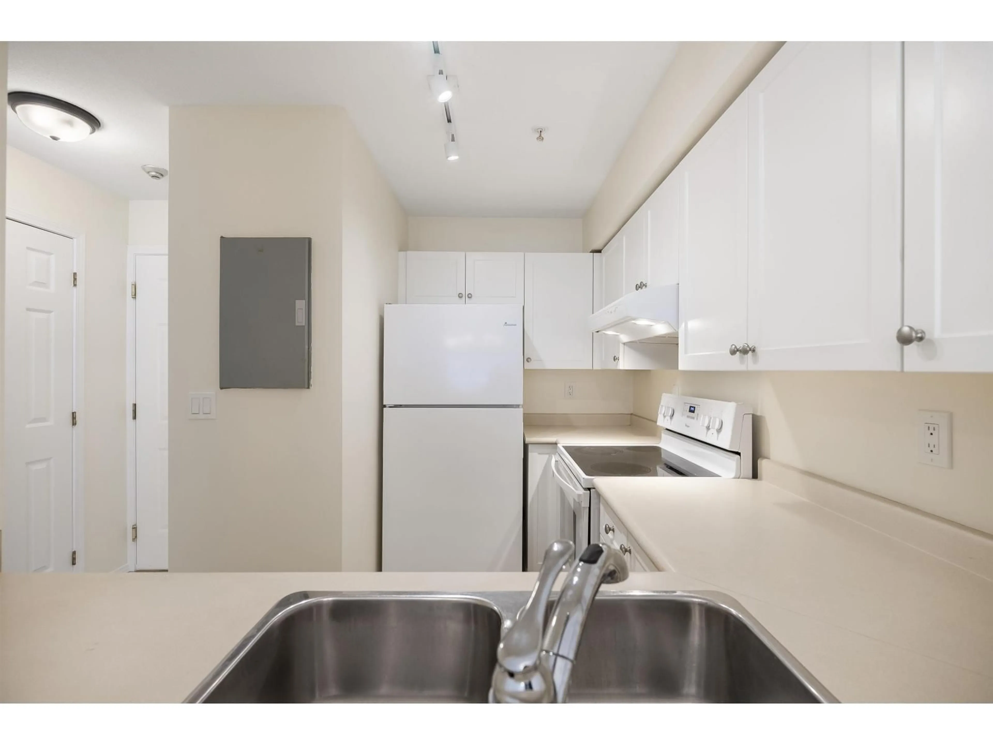 Standard kitchen, unknown for 305 - 14355 103, Surrey British Columbia V3T5V5