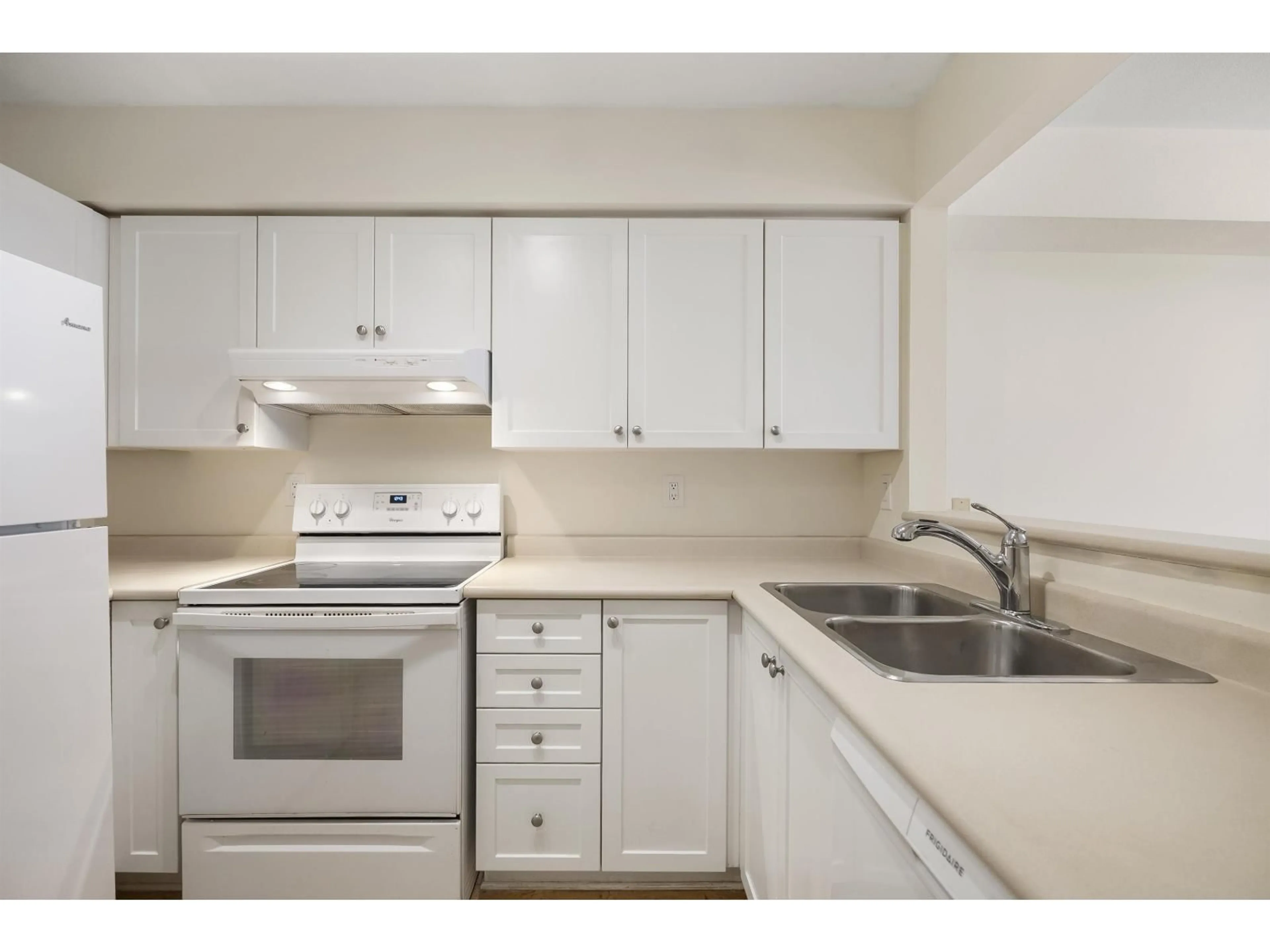 Standard kitchen, unknown for 305 - 14355 103, Surrey British Columbia V3T5V5
