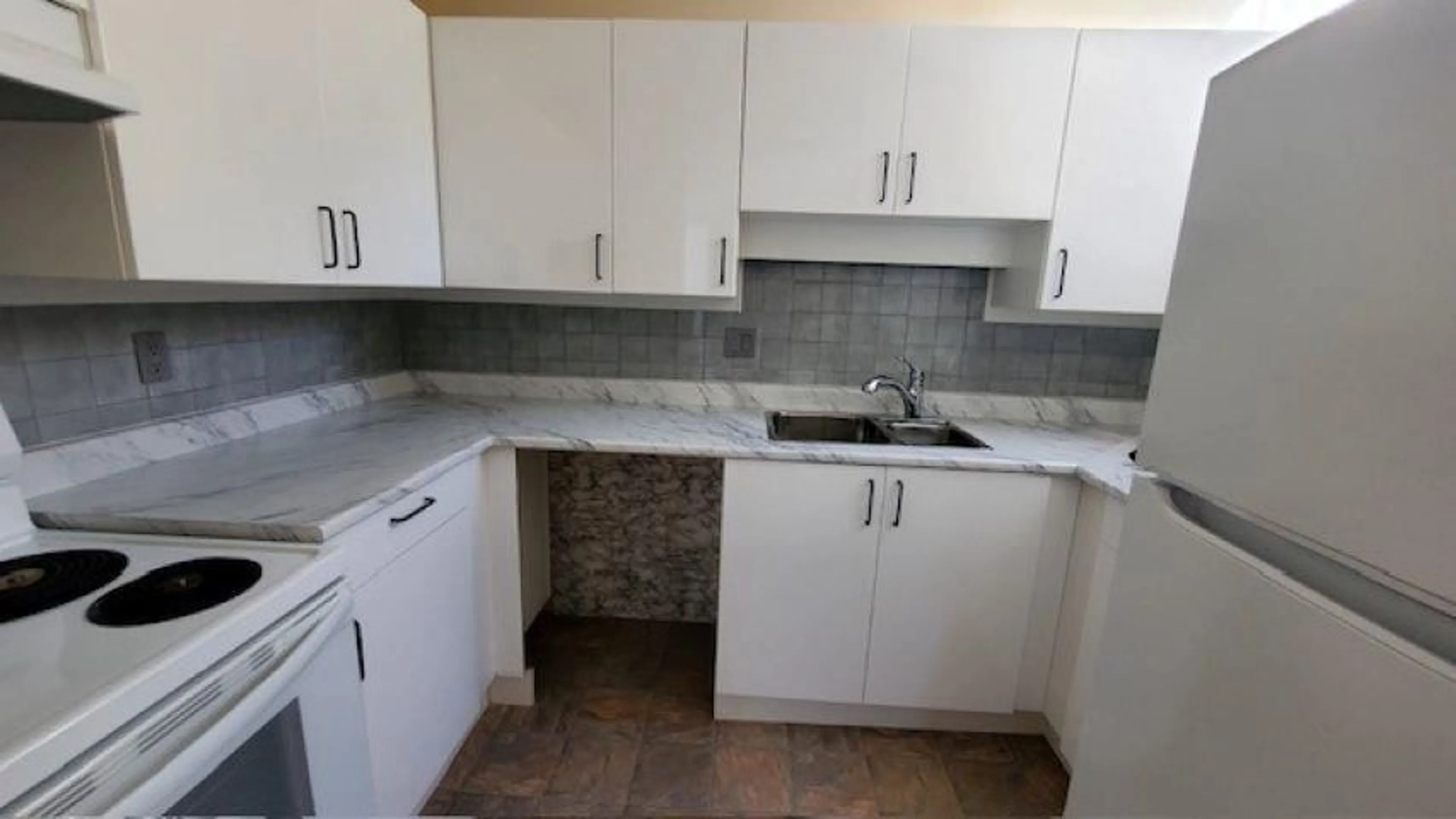 Standard kitchen, ceramic/tile floor for 43 - 17706 60, Surrey British Columbia V3S1V2