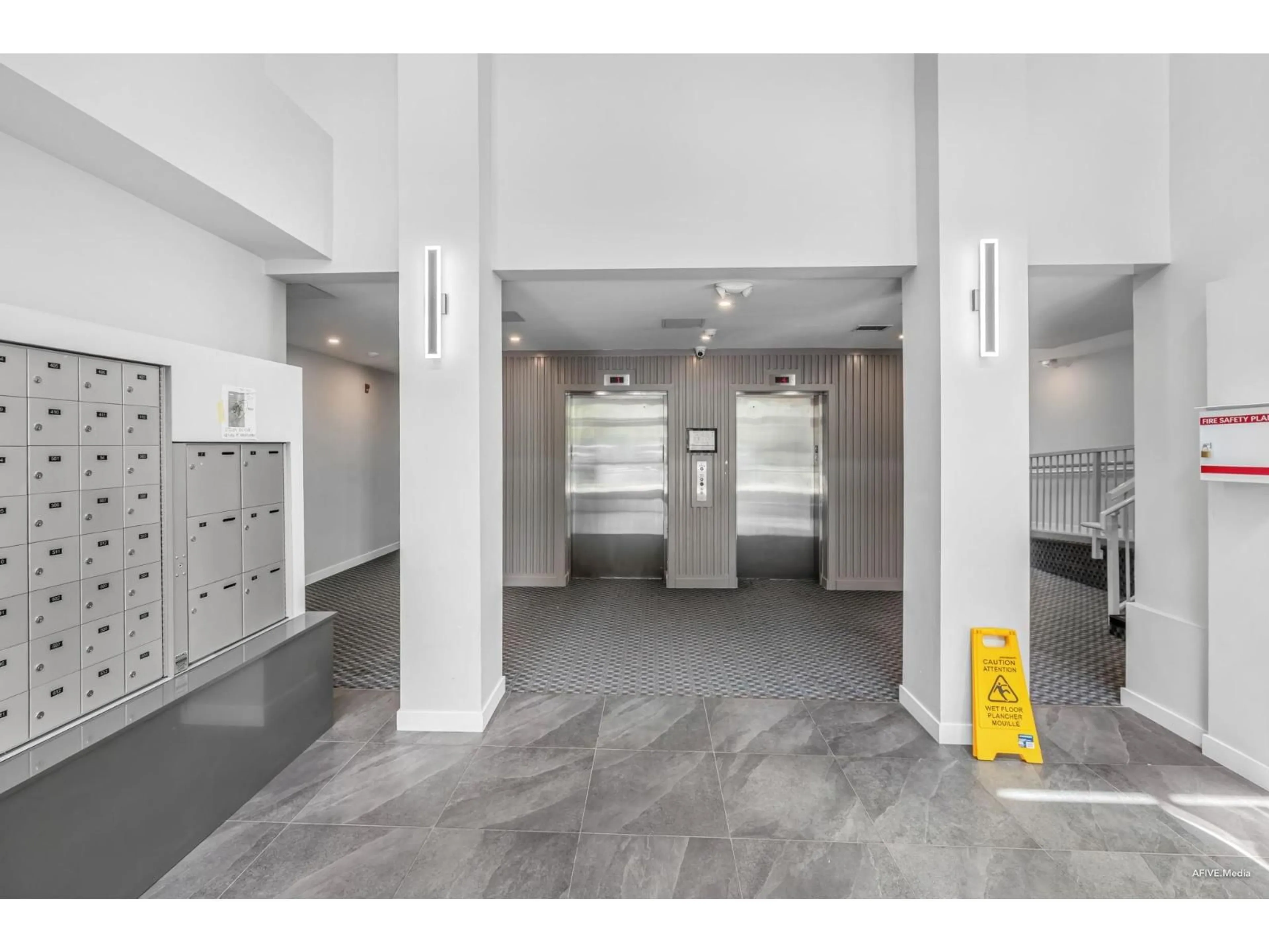 Indoor foyer for 314 - 14225 103A, Surrey British Columbia V3T1T1