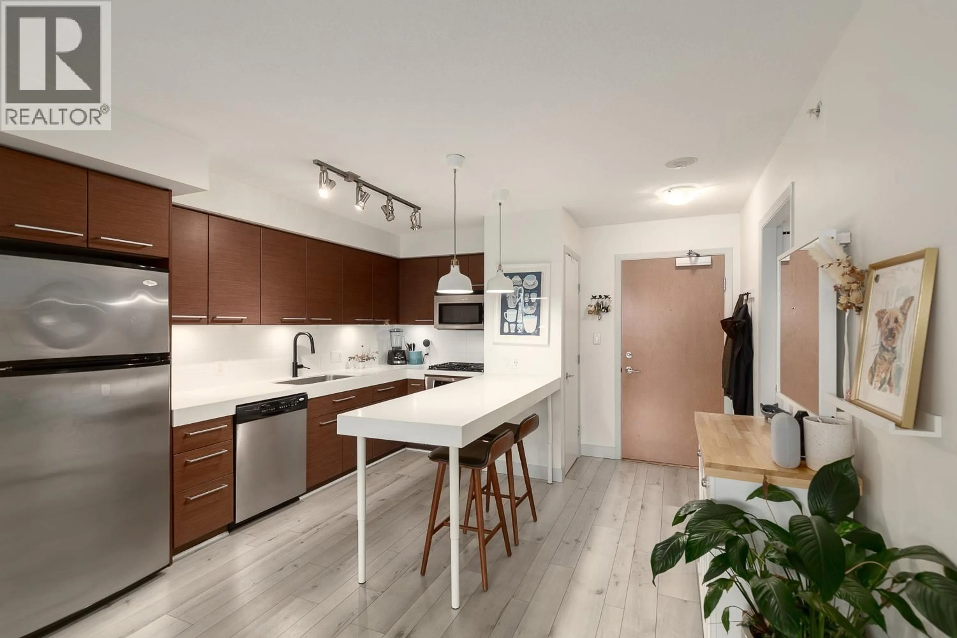 Open concept kitchen, ceramic/tile floor for 903 - 2770 SOPHIA STREET, Vancouver British Columbia V5T0A4
