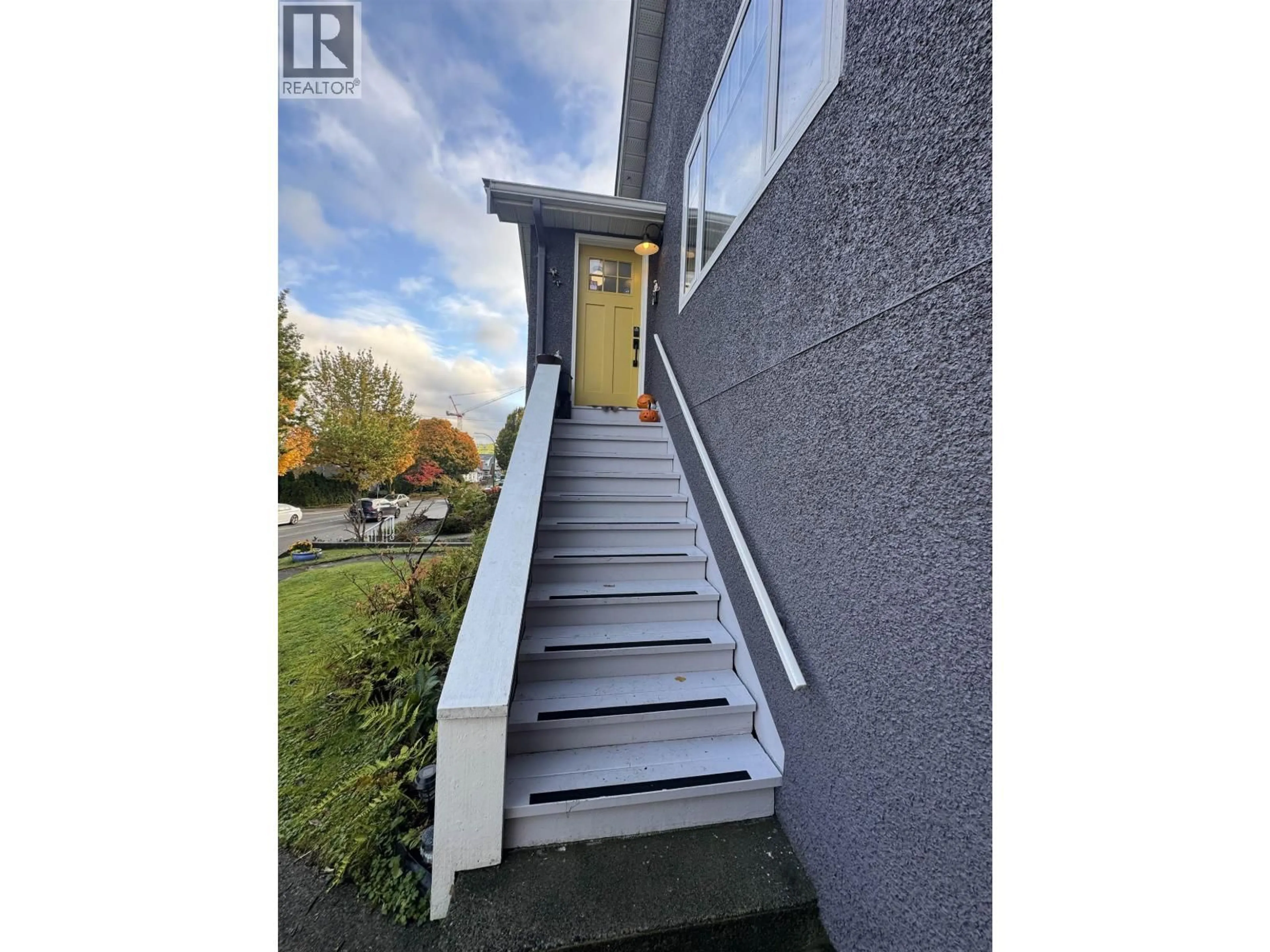 Stairs for 1652 33RD AVENUE, Vancouver British Columbia V5N3C8
