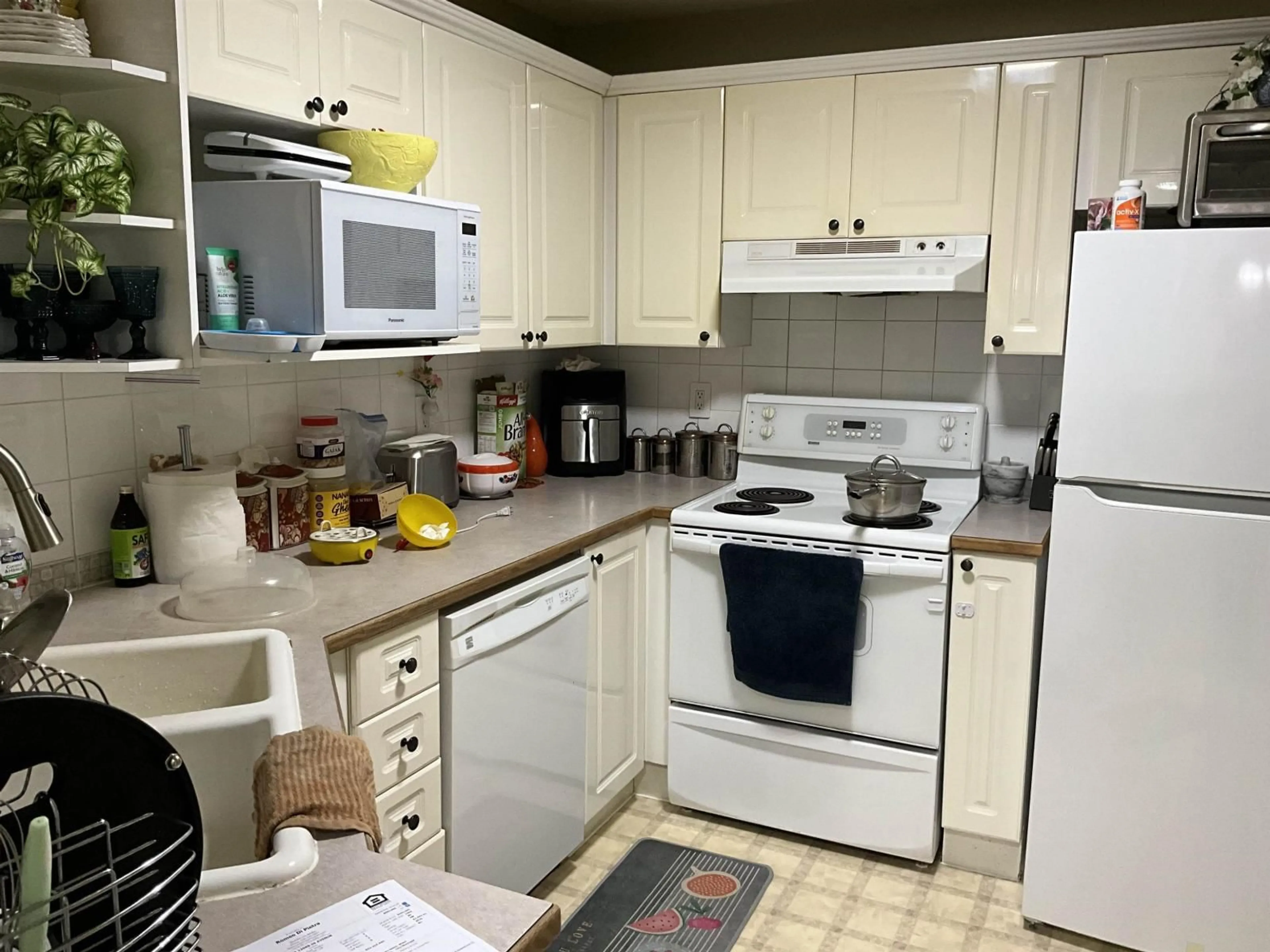Standard kitchen, unknown for 201 - 12088 66 AVENUE, Surrey British Columbia V3W1Z9