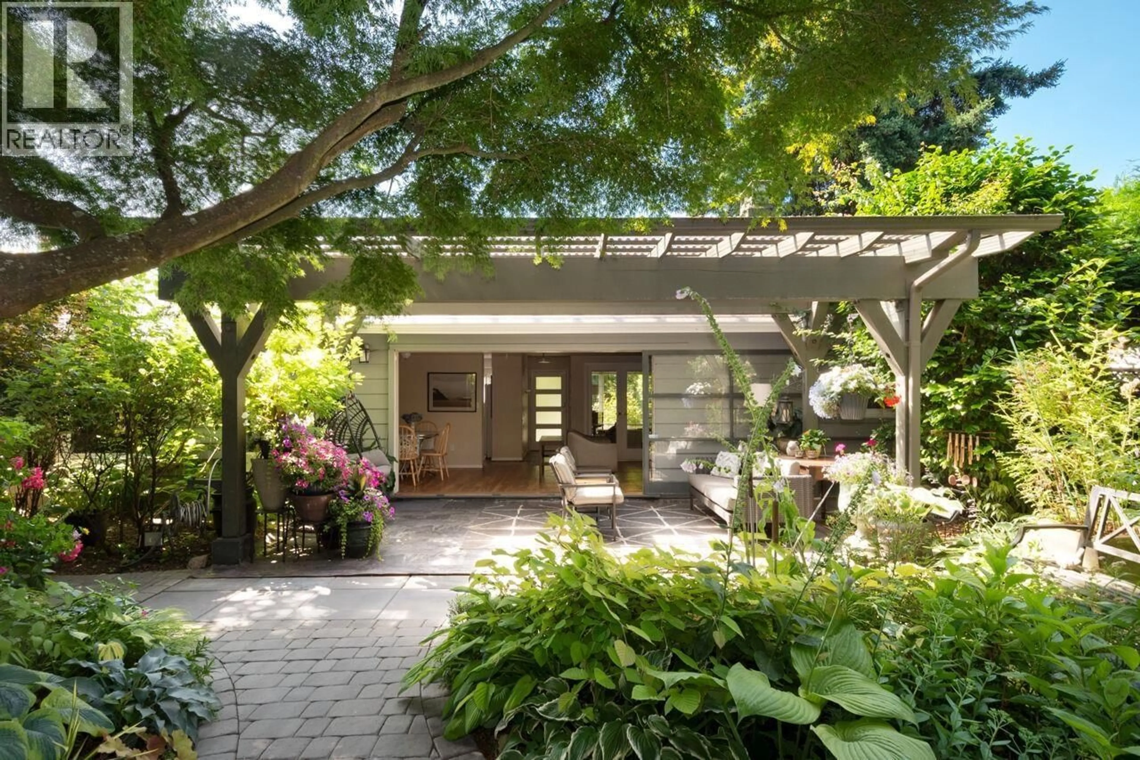 Patio, street for 1132 MAPLEWOOD CRESCENT, North Vancouver British Columbia V7P1H9