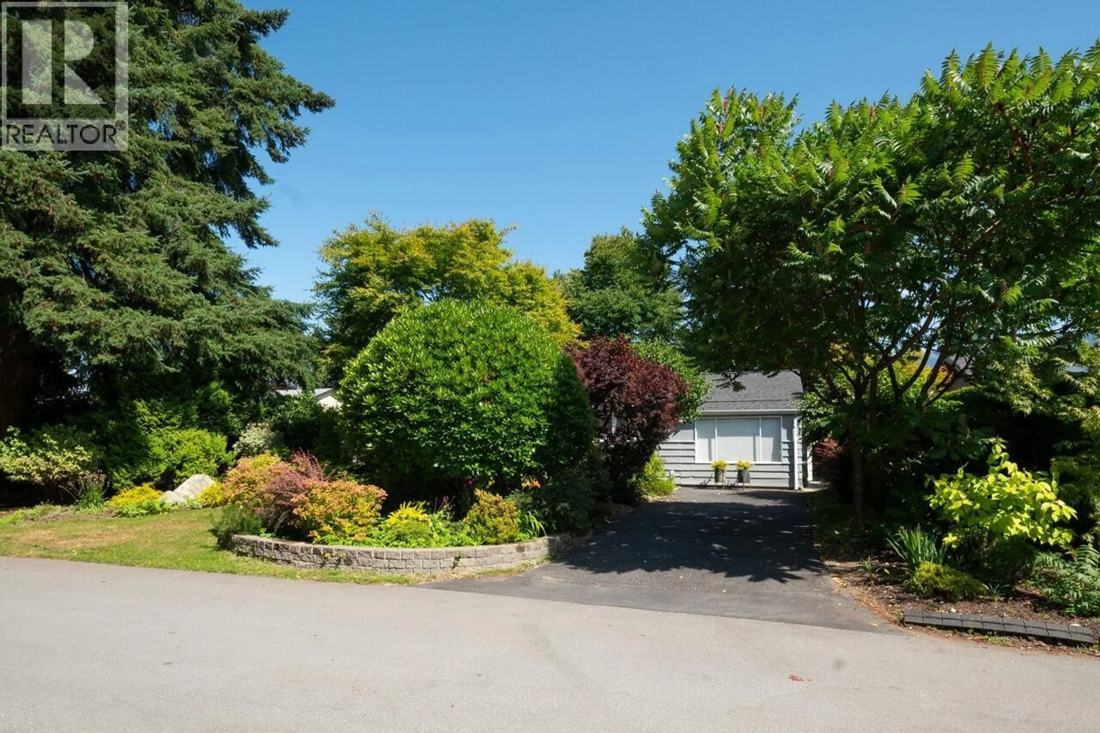 A pic from outside/outdoor area/front of a property/back of a property/a pic from drone, street for 1132 MAPLEWOOD CRESCENT, North Vancouver British Columbia V7P1H9