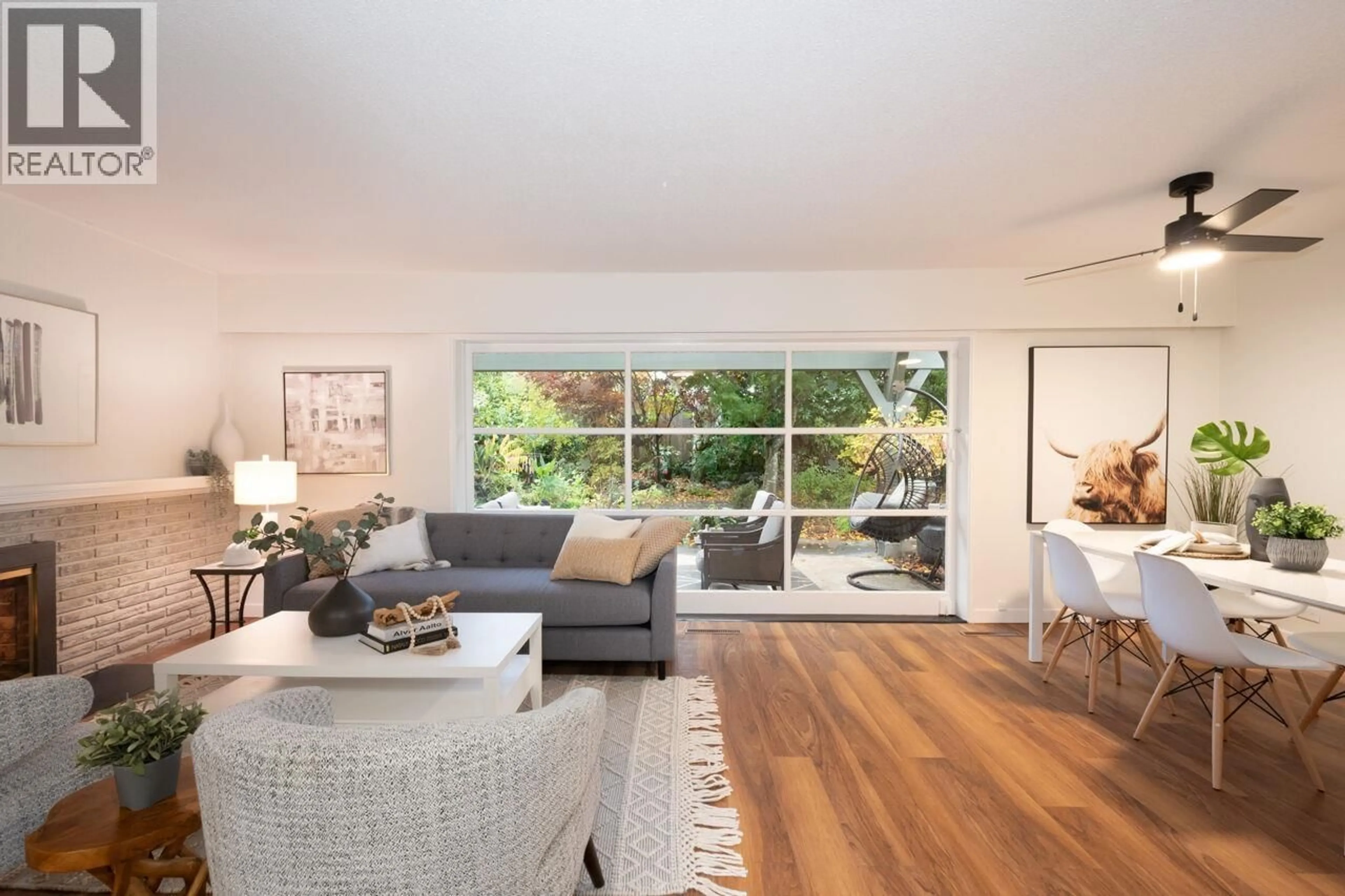 Living room with furniture, wood/laminate floor for 1132 MAPLEWOOD CRESCENT, North Vancouver British Columbia V7P1H9