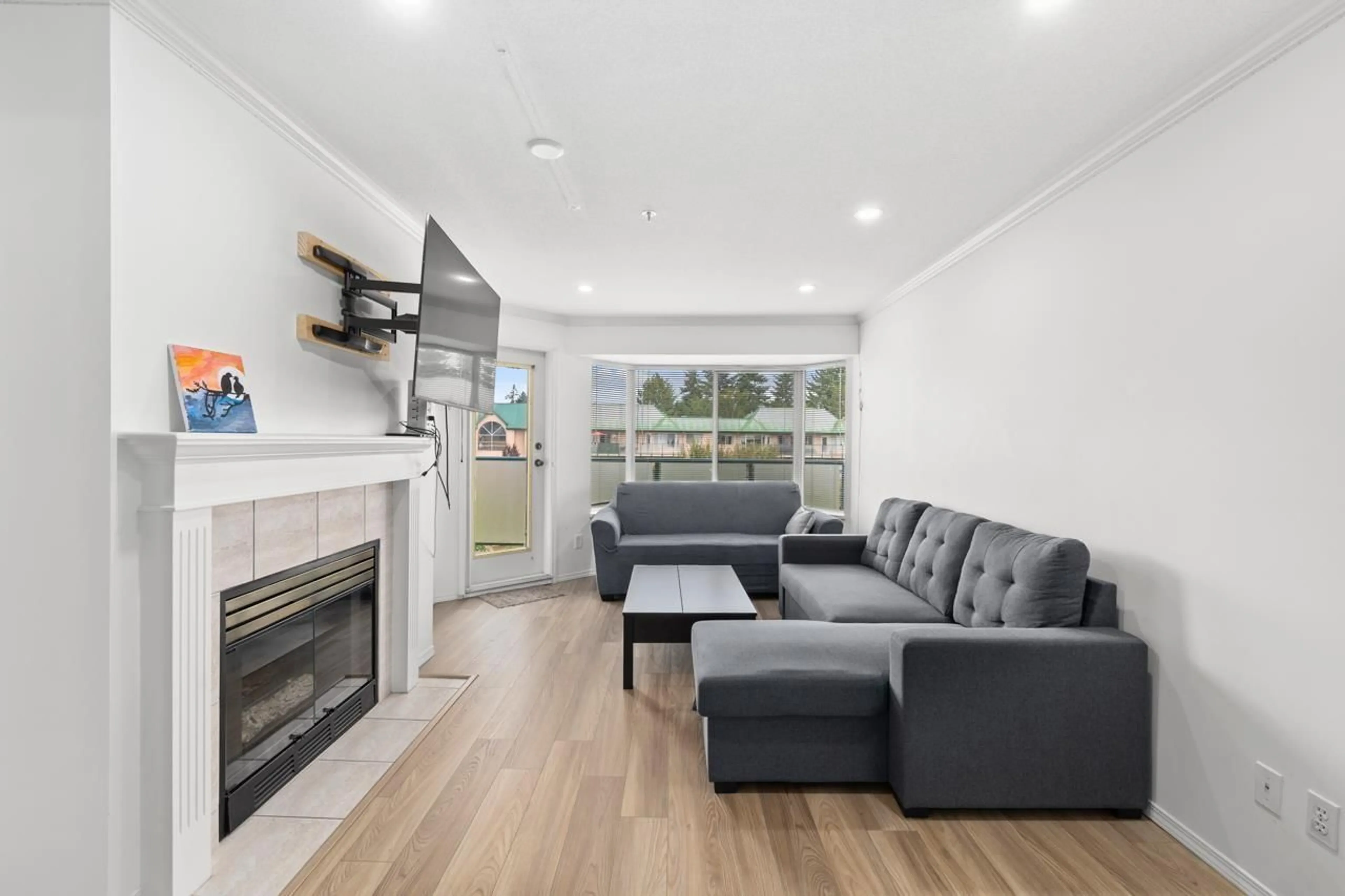 Living room with furniture, wood/laminate floor for 409 - 2958 TRETHEWEY, Abbotsford British Columbia V2T6P6