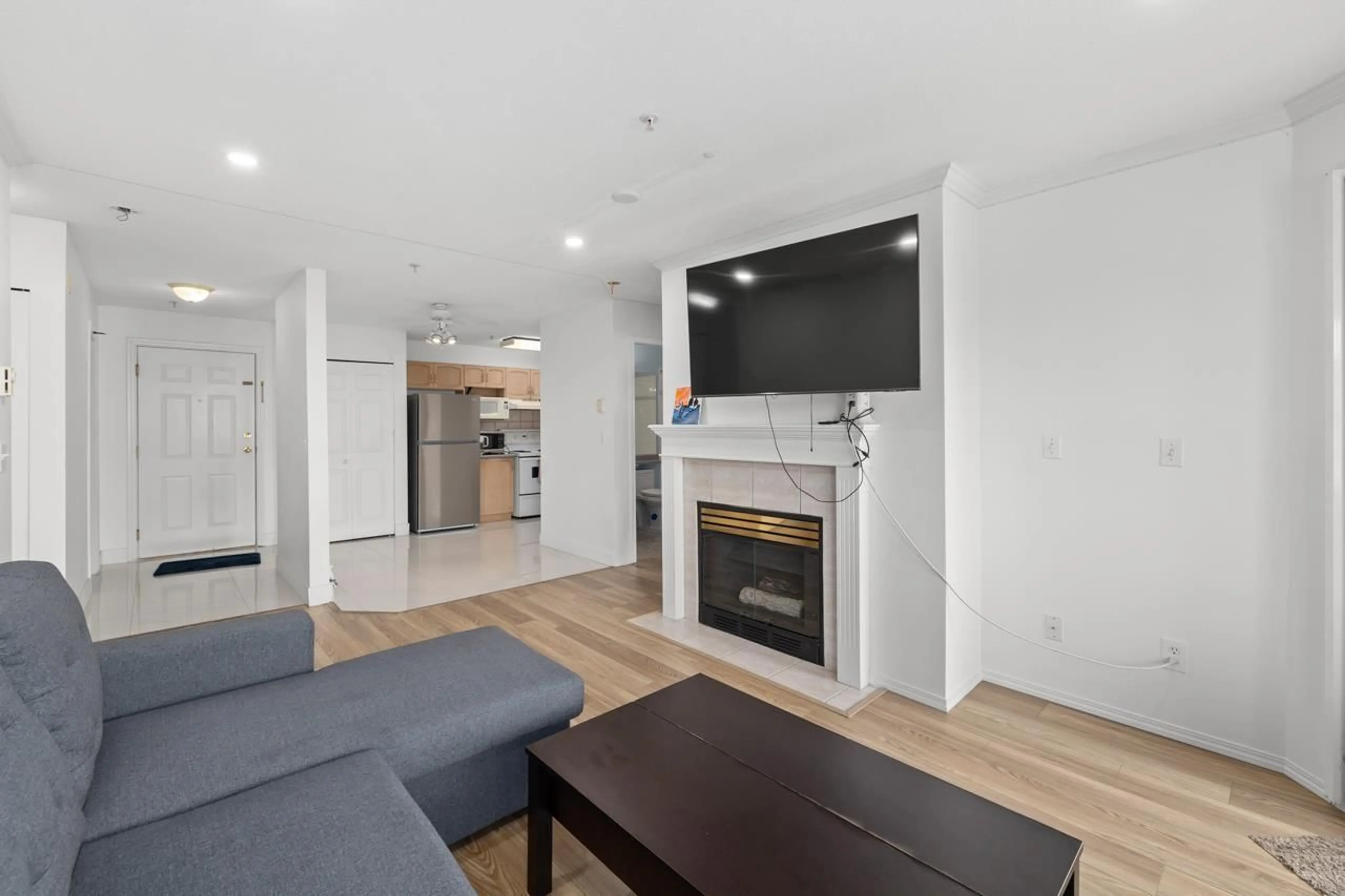 Living room with furniture, wood/laminate floor for 409 - 2958 TRETHEWEY, Abbotsford British Columbia V2T6P6