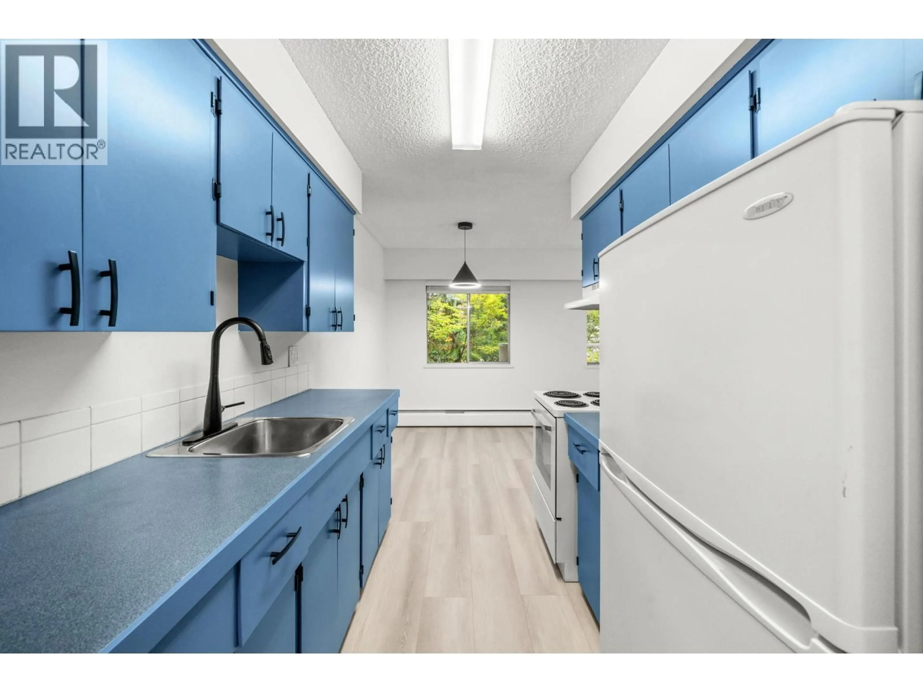 Standard kitchen, unknown for 202 - 815 FOURTH AVENUE, New Westminster British Columbia V3M1S8