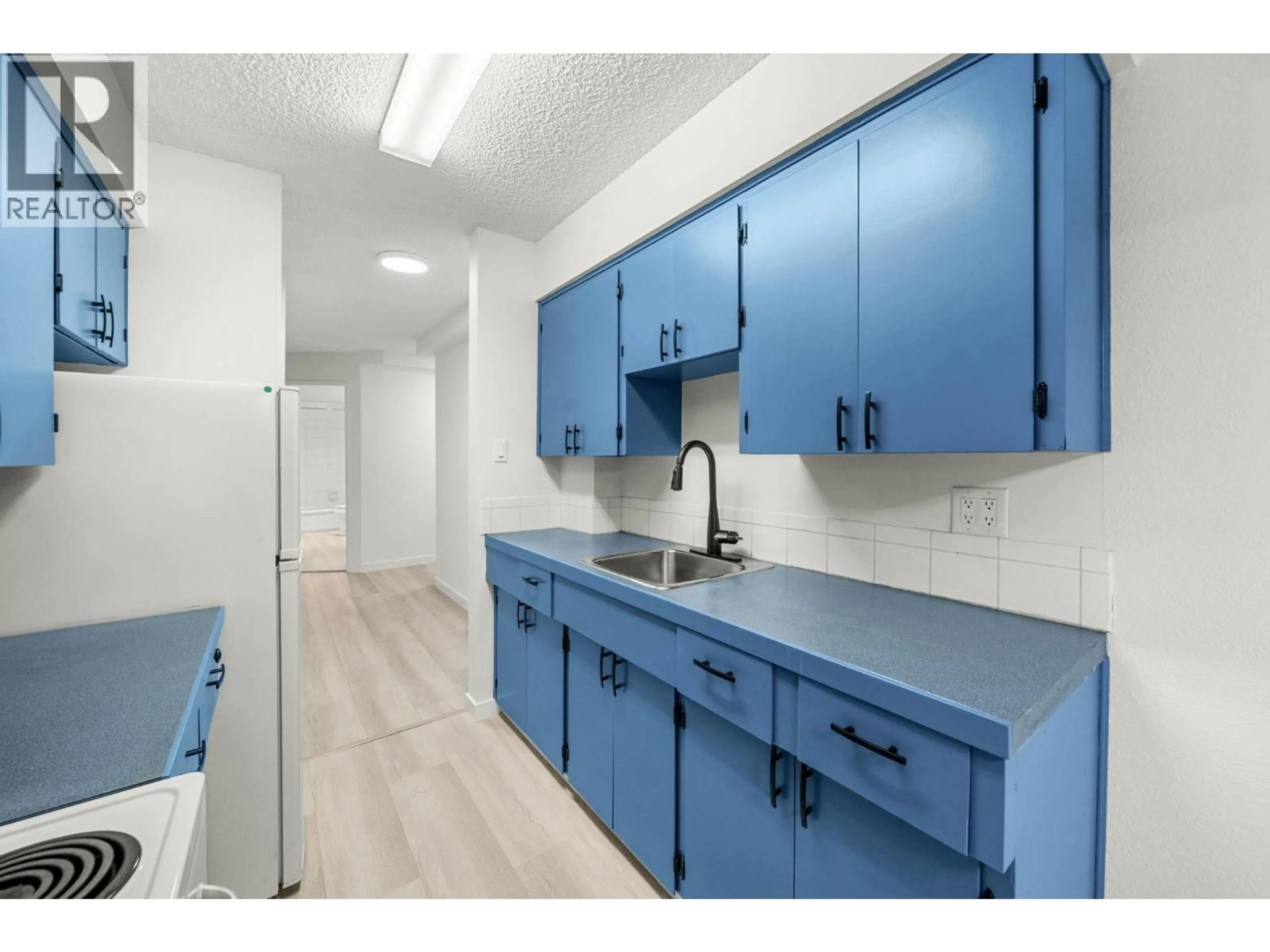 Standard kitchen, unknown for 202 - 815 FOURTH AVENUE, New Westminster British Columbia V3M1S8