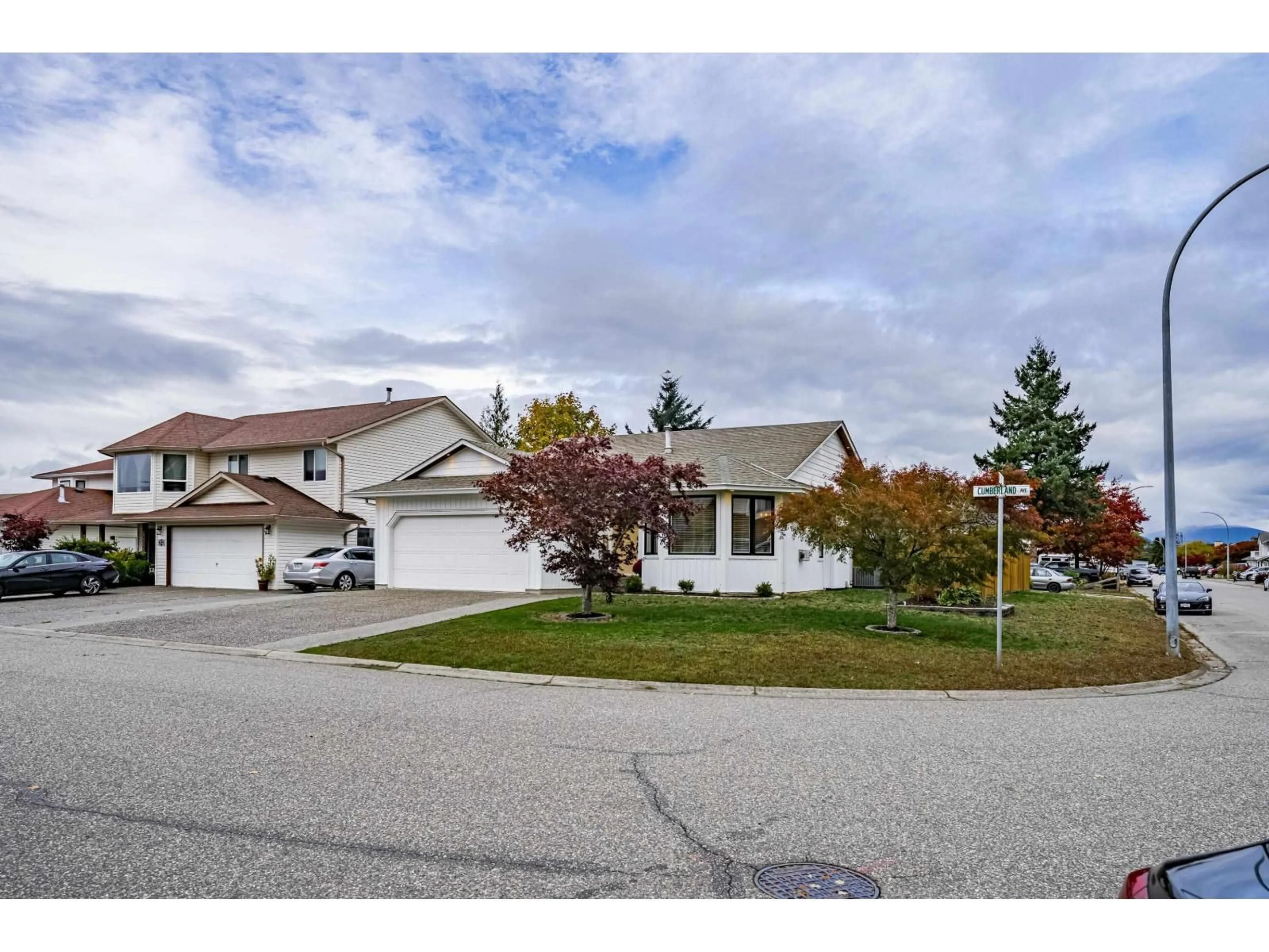 A pic from outside/outdoor area/front of a property/back of a property/a pic from drone, street for 45169 CUMBERLAND AVENUE, Chilliwack British Columbia V2R3E5