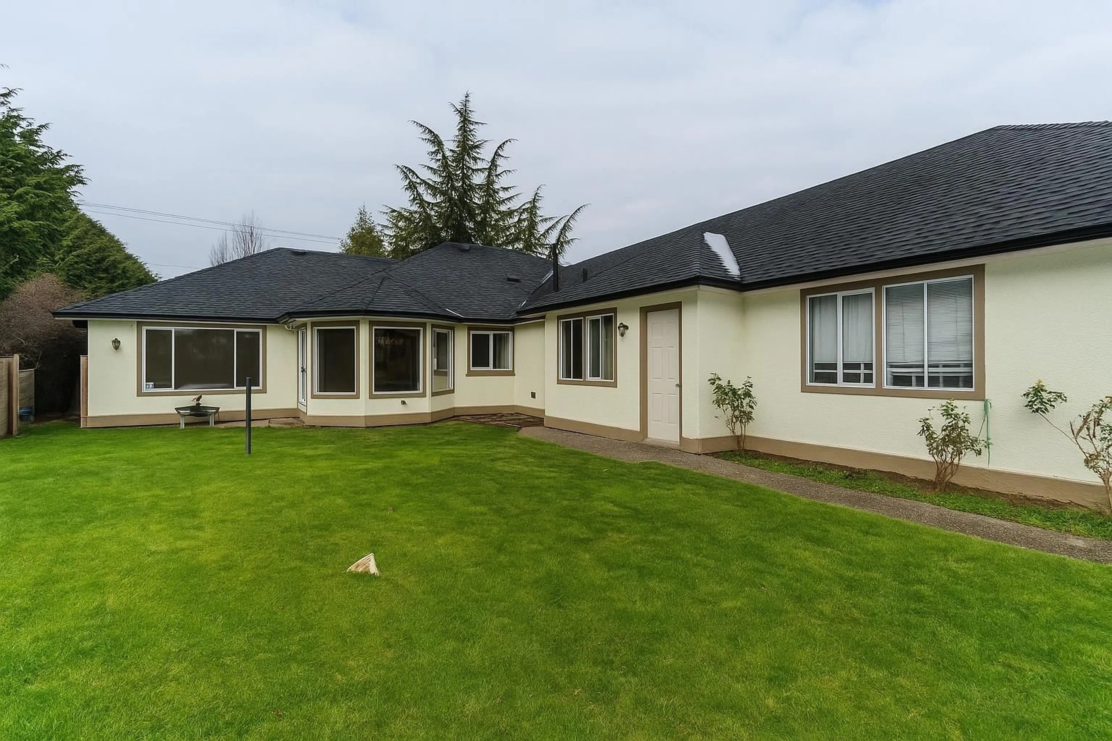 A pic from outside/outdoor area/front of a property/back of a property/a pic from drone, building for 2892 140, Surrey British Columbia V4P2H9