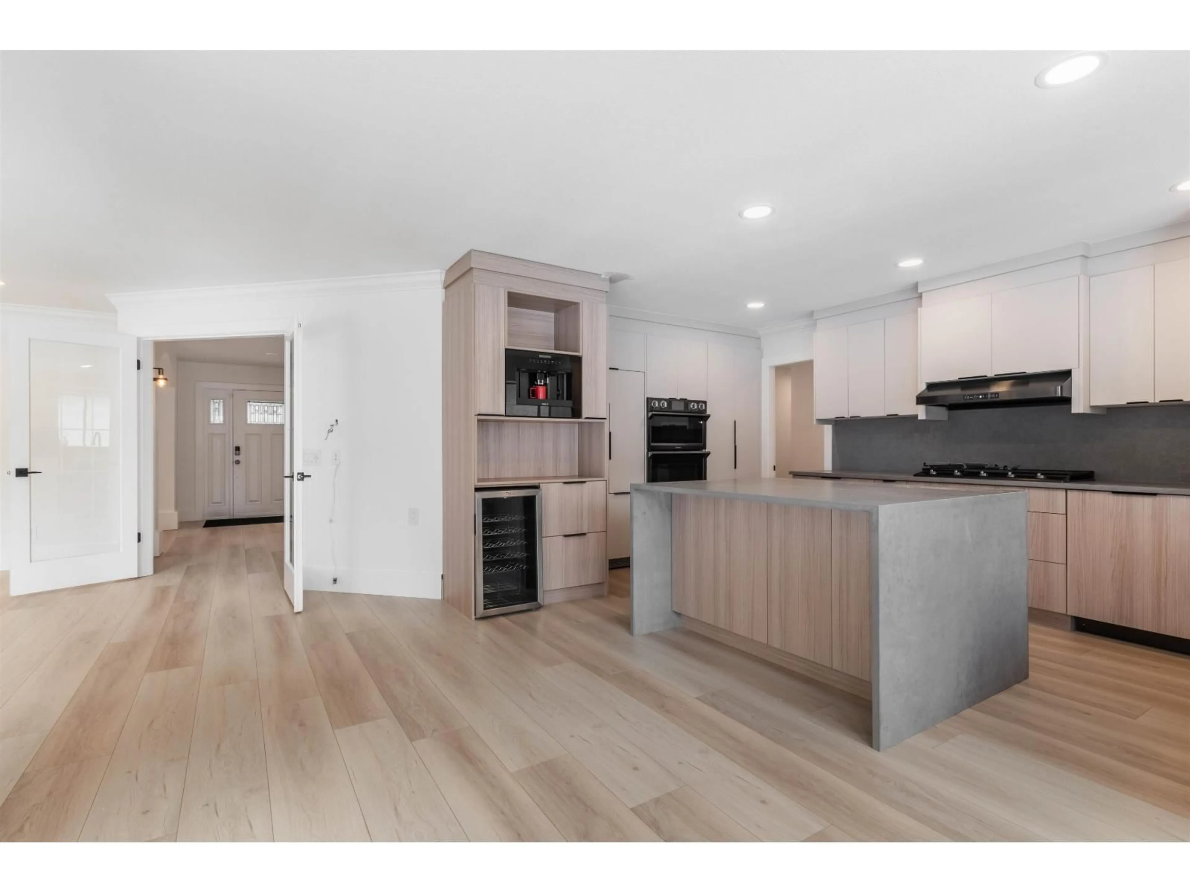 Open concept kitchen, wood/laminate floor for 2892 140, Surrey British Columbia V4P2H9
