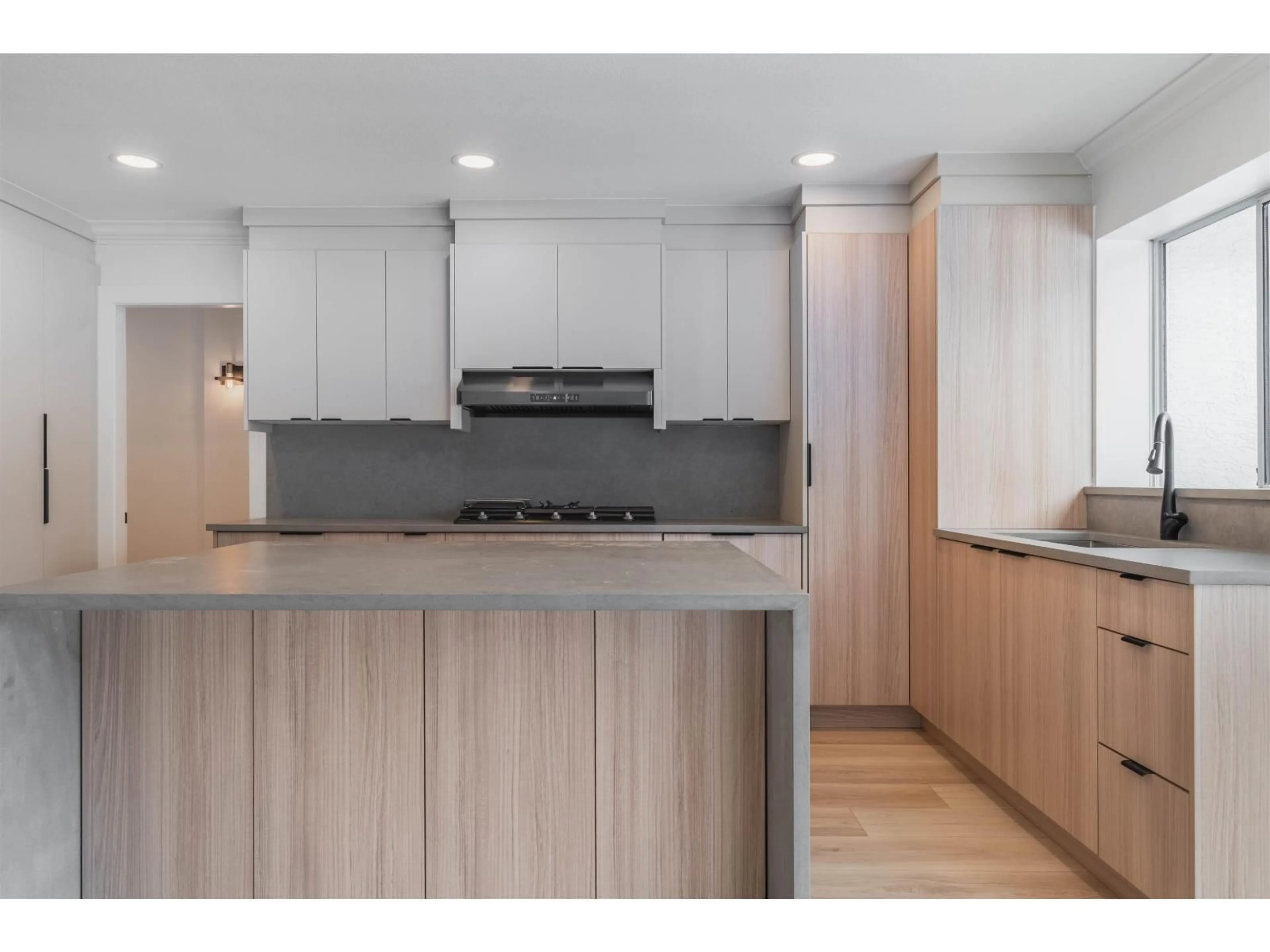 Open concept kitchen, wood/laminate floor for 2892 140, Surrey British Columbia V4P2H9