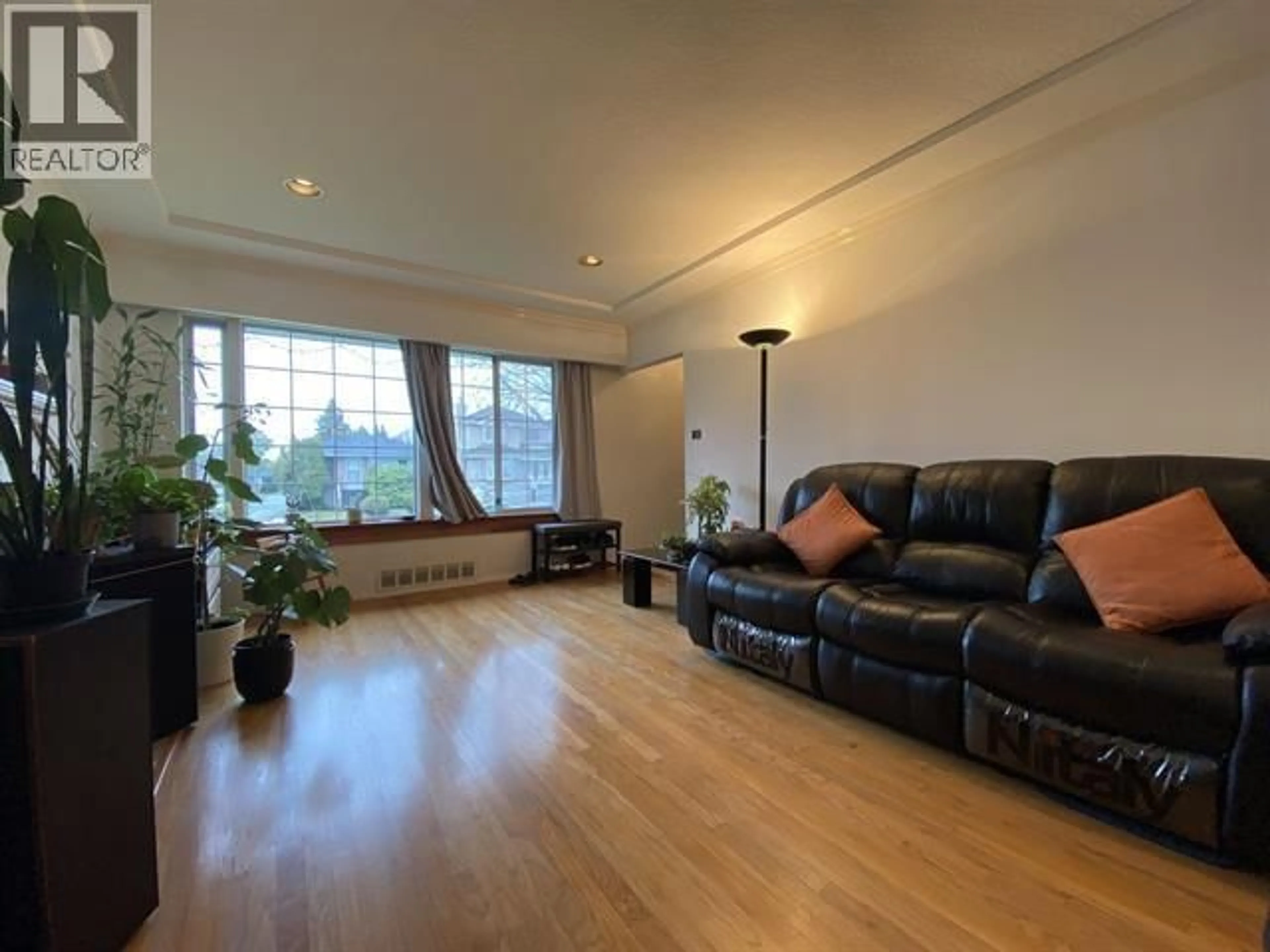 Living room with furniture, wood/laminate floor for 6828 INVERNESS STREET, Vancouver British Columbia V5X4G2