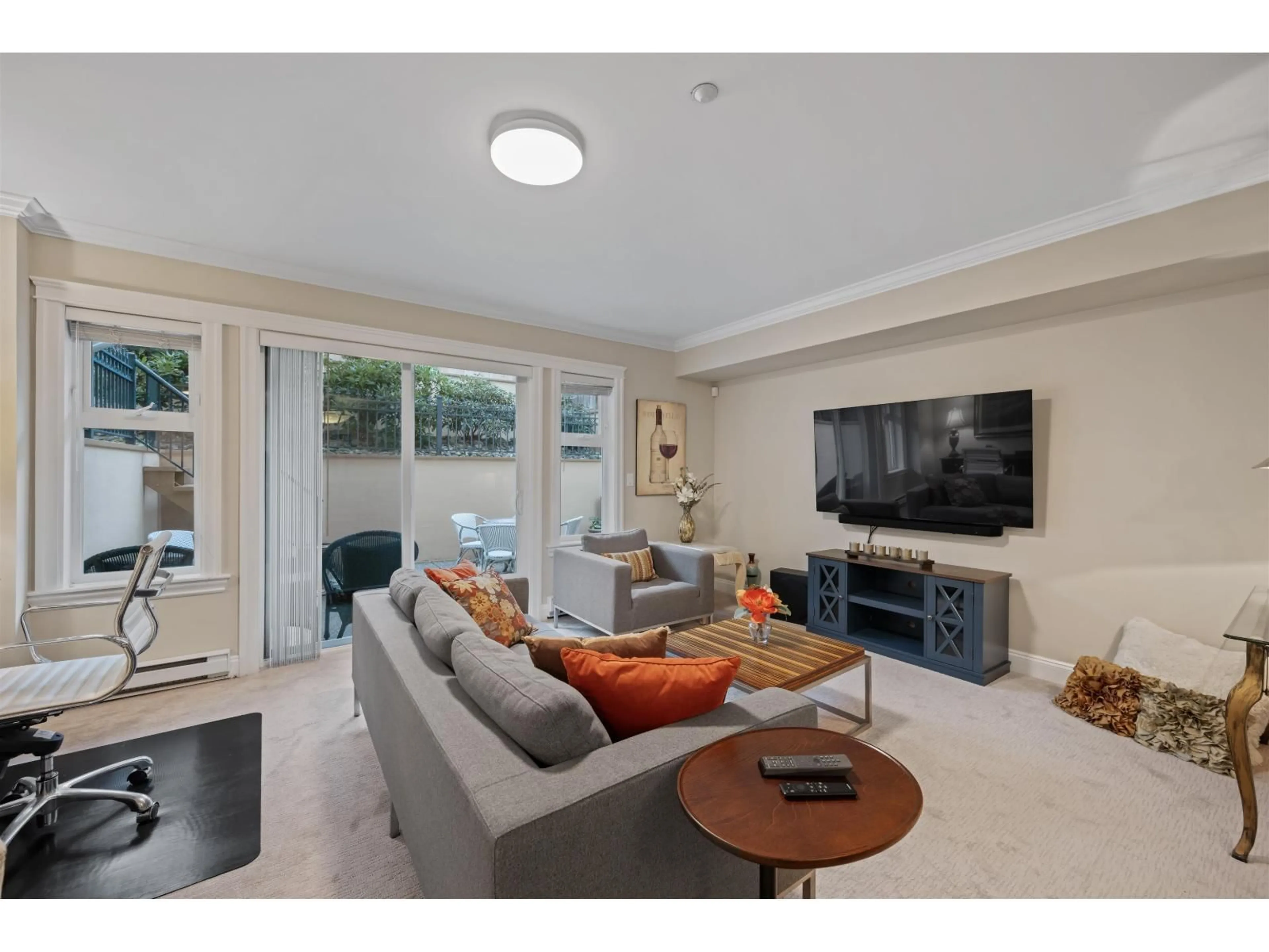 Living room with furniture, unknown for 15781 PACIFIC, White Rock British Columbia V4B1S5