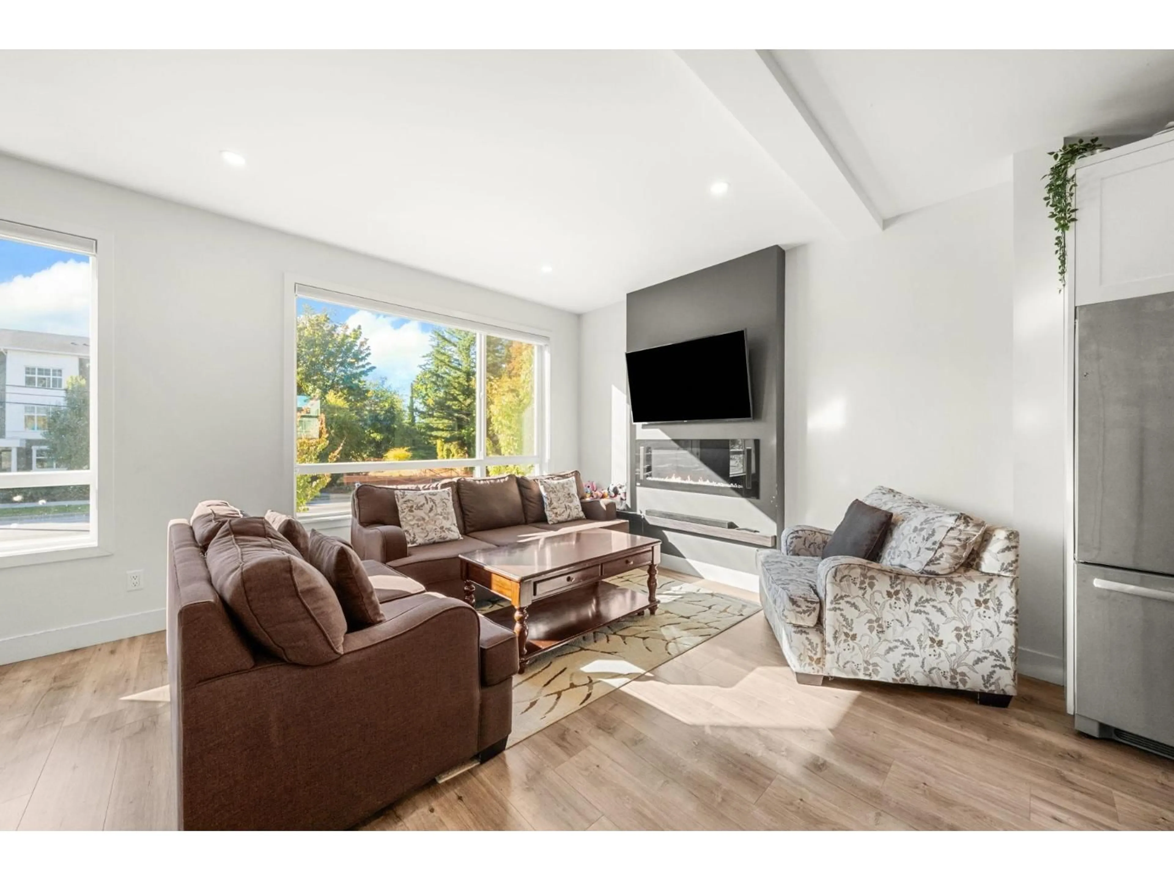 Living room with furniture, wood/laminate floor for 5 - 27640 LANTERN, Abbotsford British Columbia V4X1M3