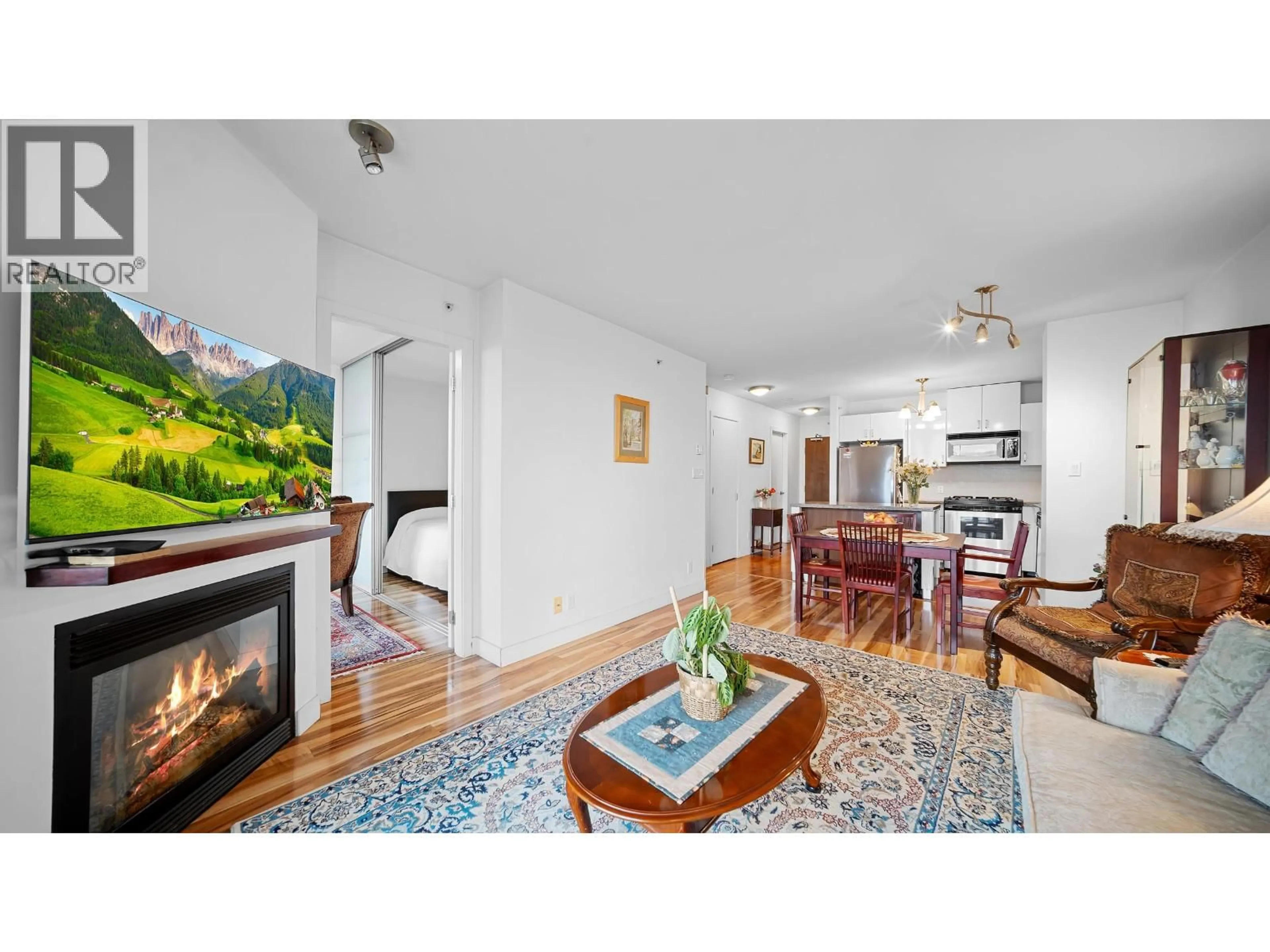 Living room with furniture, unknown for 810 - 175 1ST STREET, North Vancouver British Columbia V7M3N9