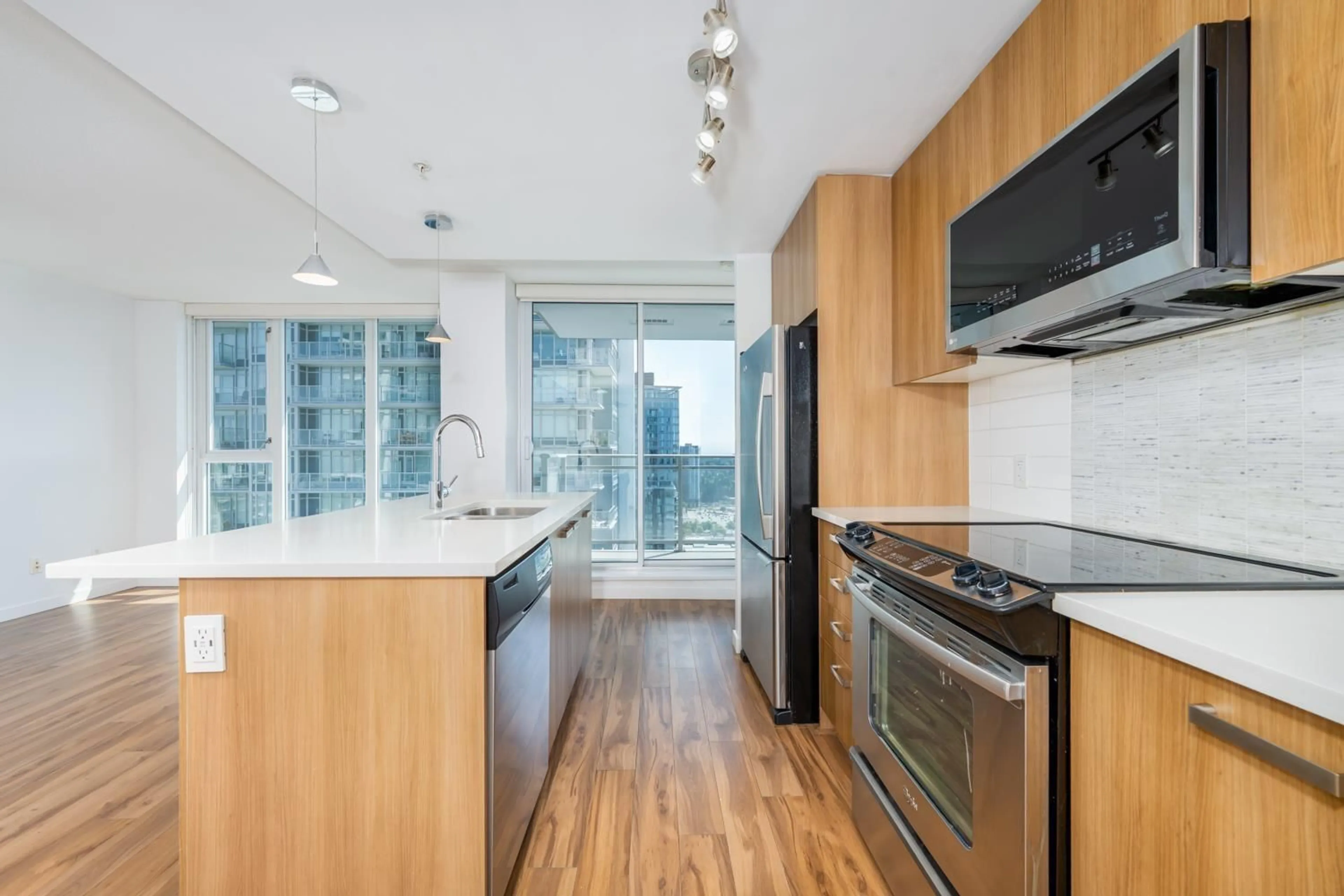 Unknown for 3305 - 13325 102A, Surrey British Columbia V3T0J5