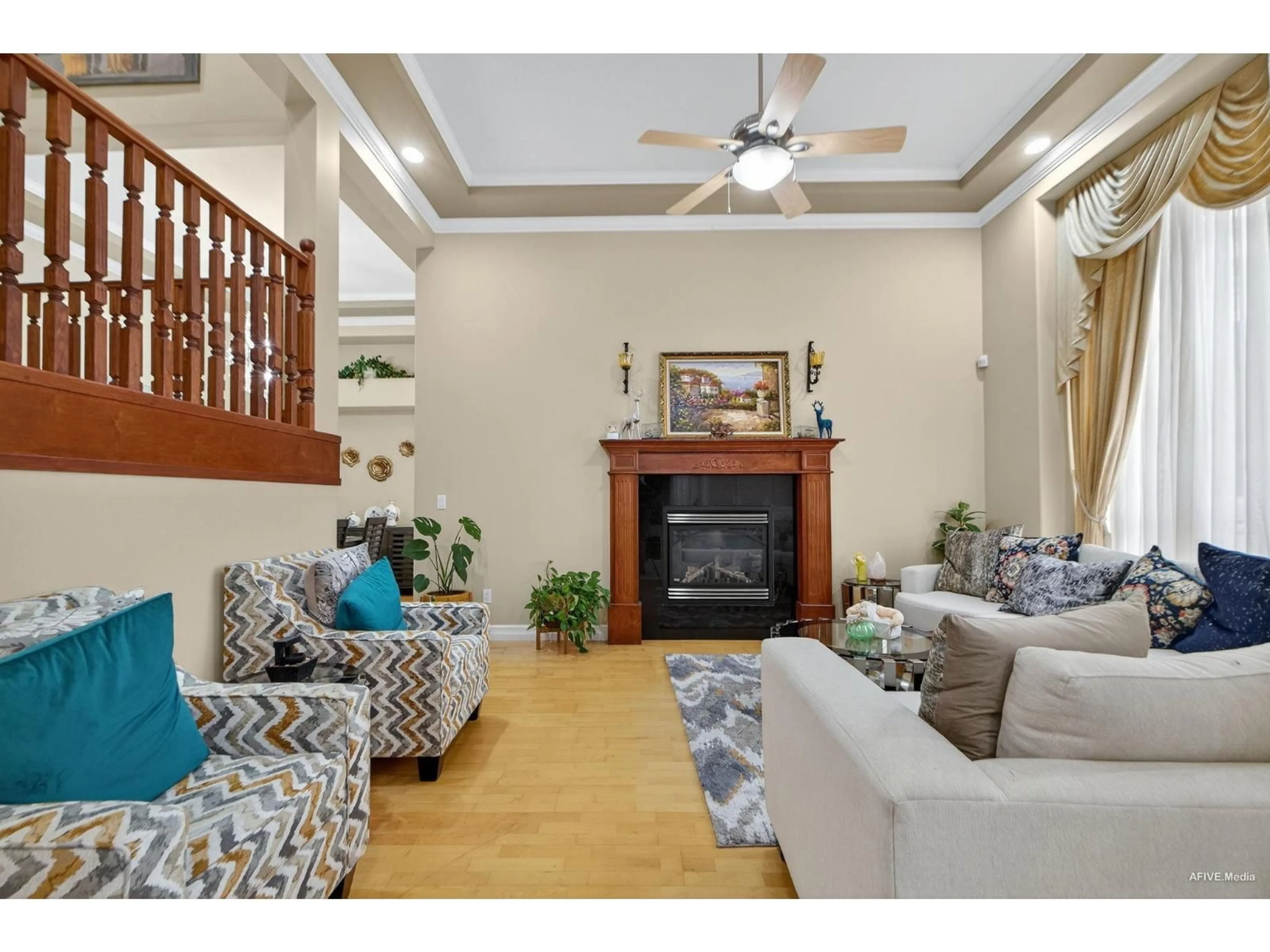 Living room with furniture, wood/laminate floor for 14511 83, Surrey British Columbia V3S0N6